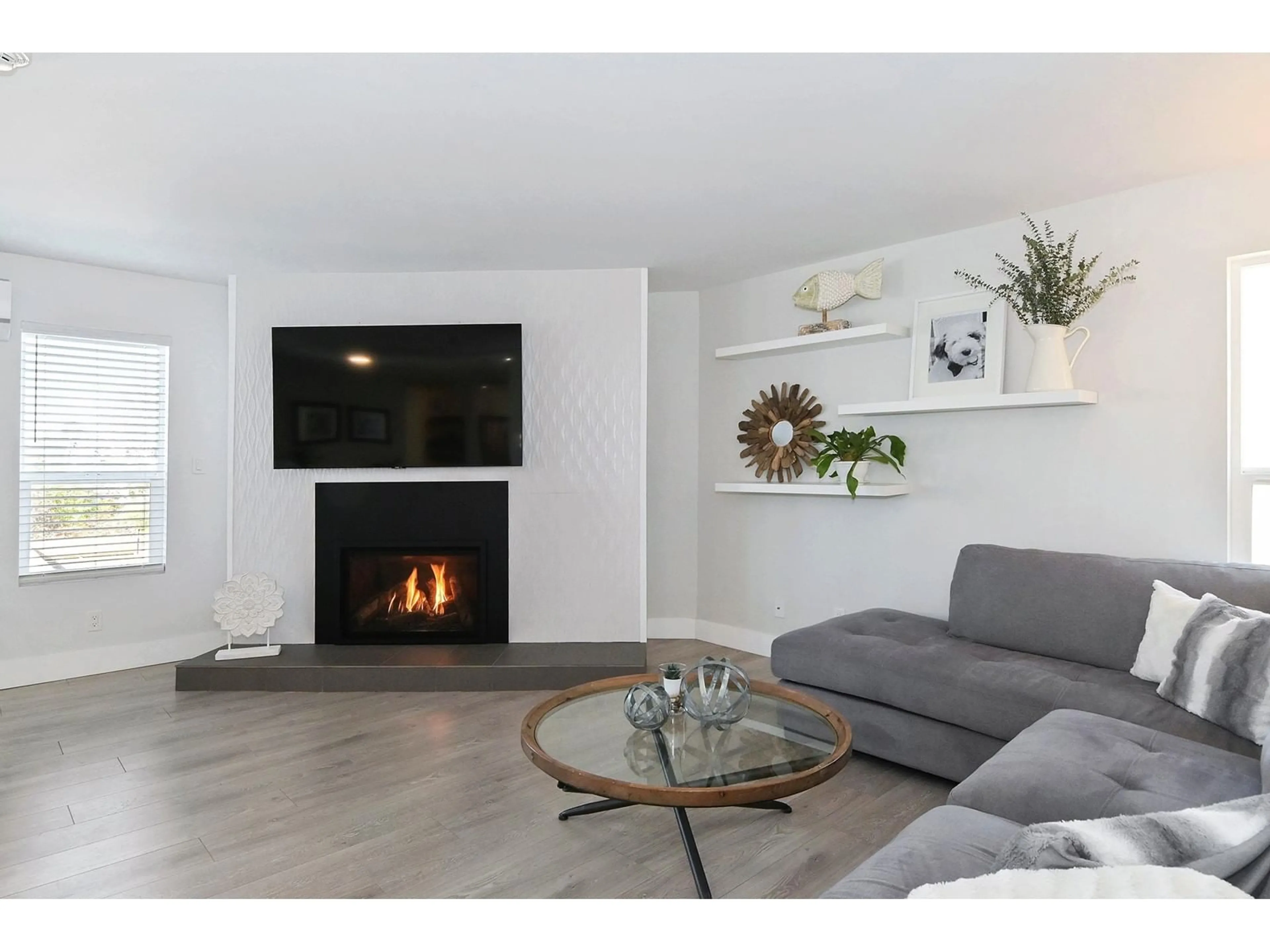 Living room with furniture, wood/laminate floor for 9 - 15989 MARINE, White Rock British Columbia V4B1G1