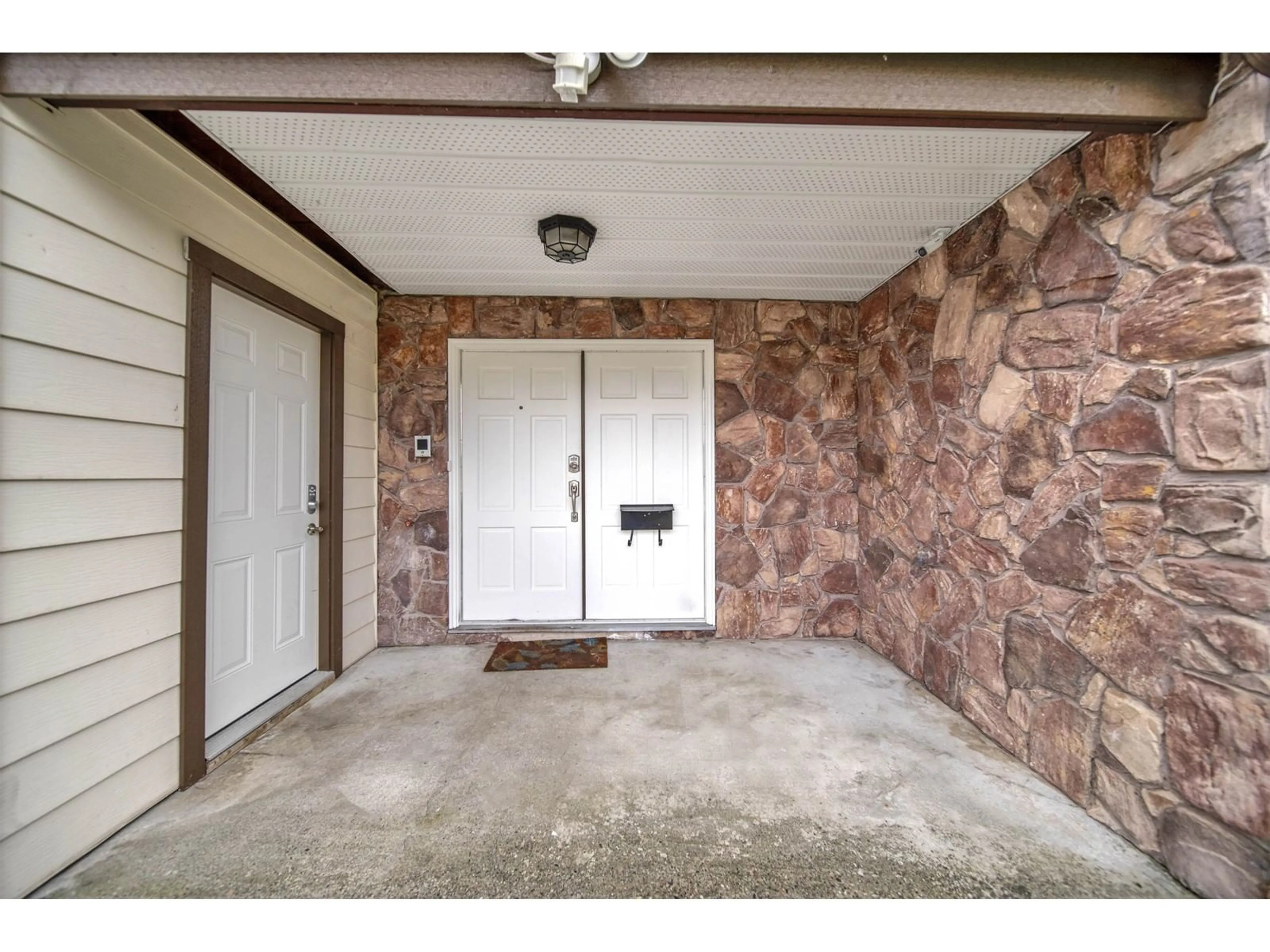 Indoor entryway for 13388 CRESTVIEW DRIVE, Surrey British Columbia V3R6T1