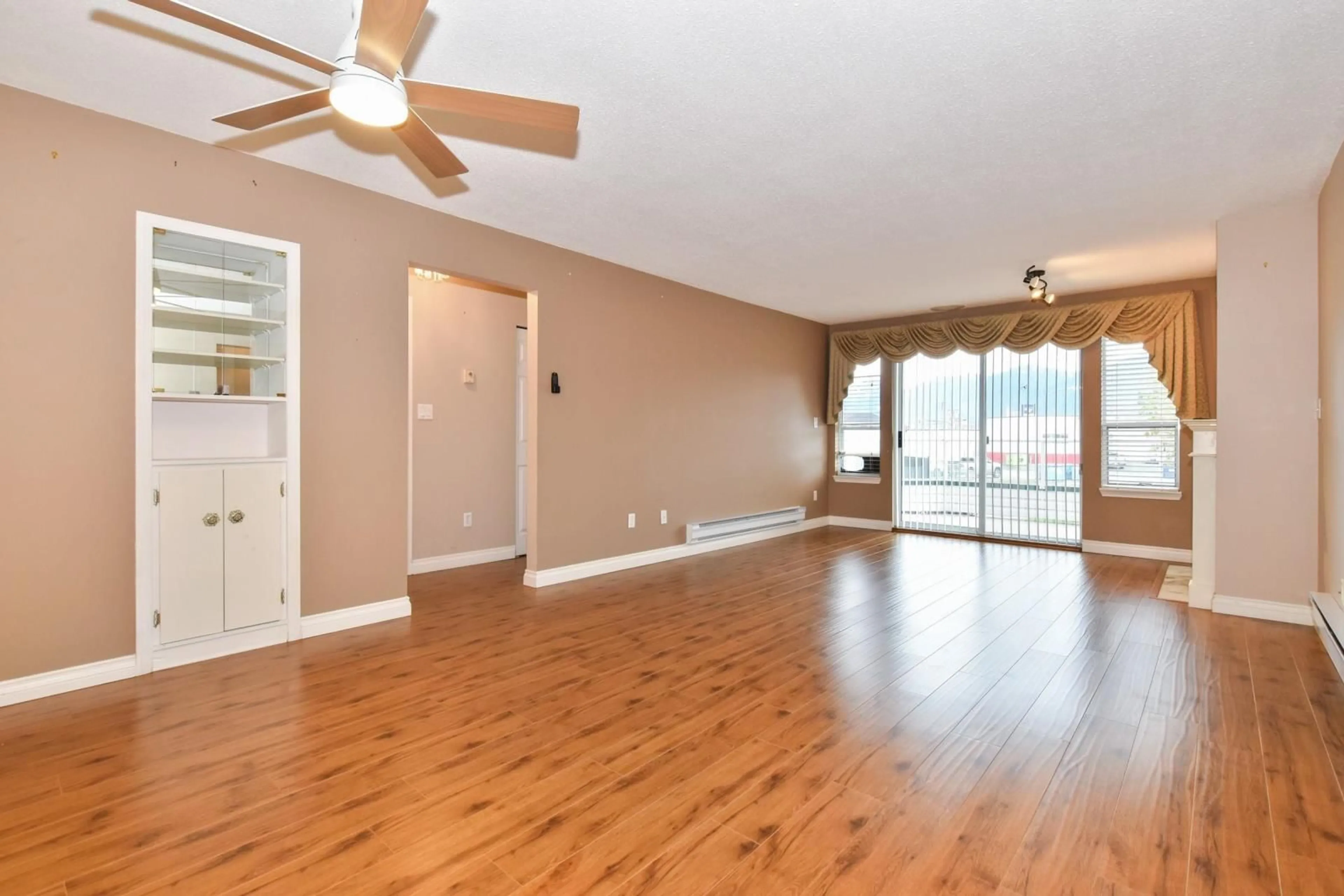Living room with furniture, wood/laminate floor for 110 - 7651 AMBER DRIVE, Chilliwack British Columbia V2R3J6