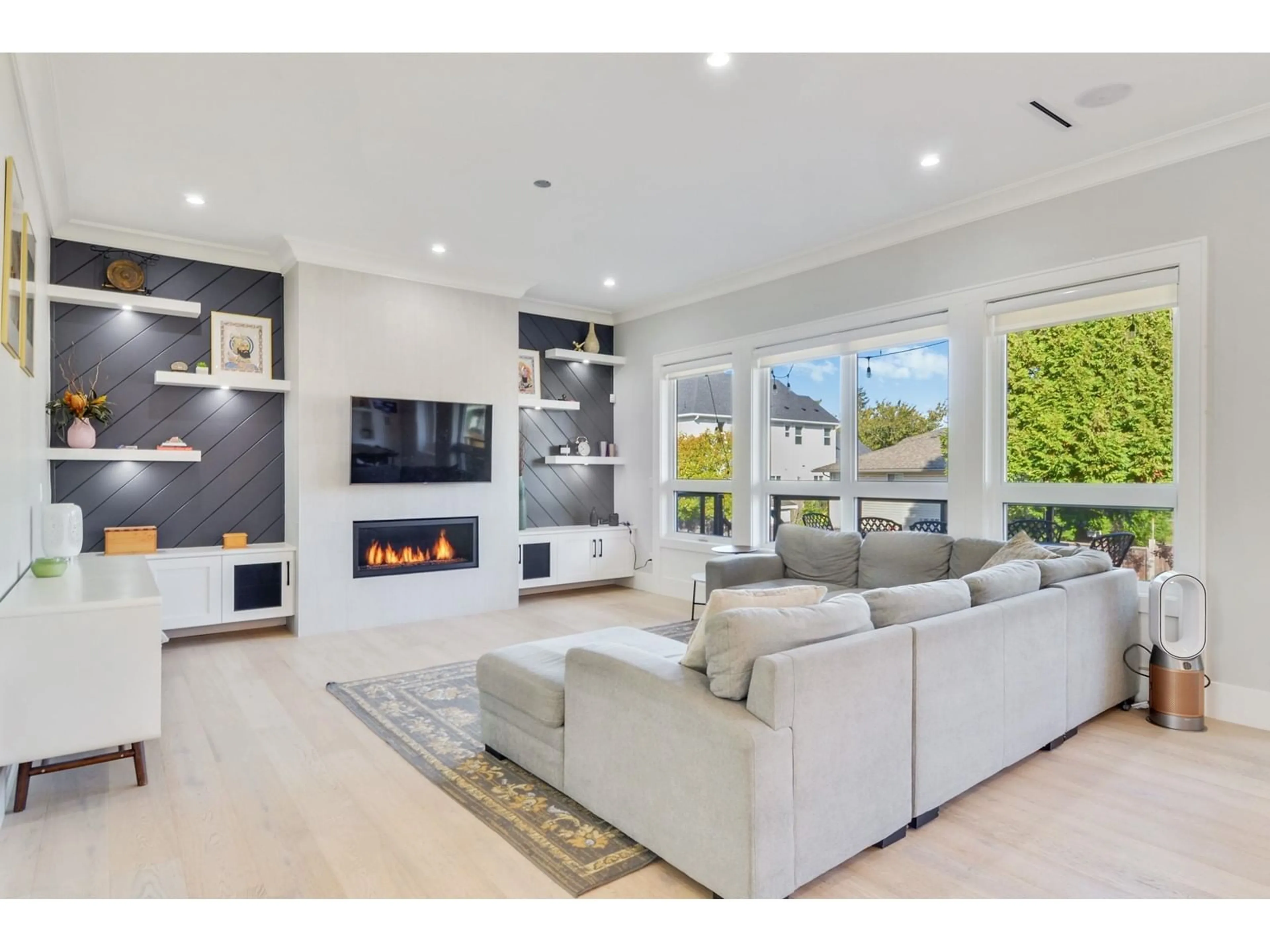 Living room with furniture, unknown for 14149 16, Surrey British Columbia V4A1P9