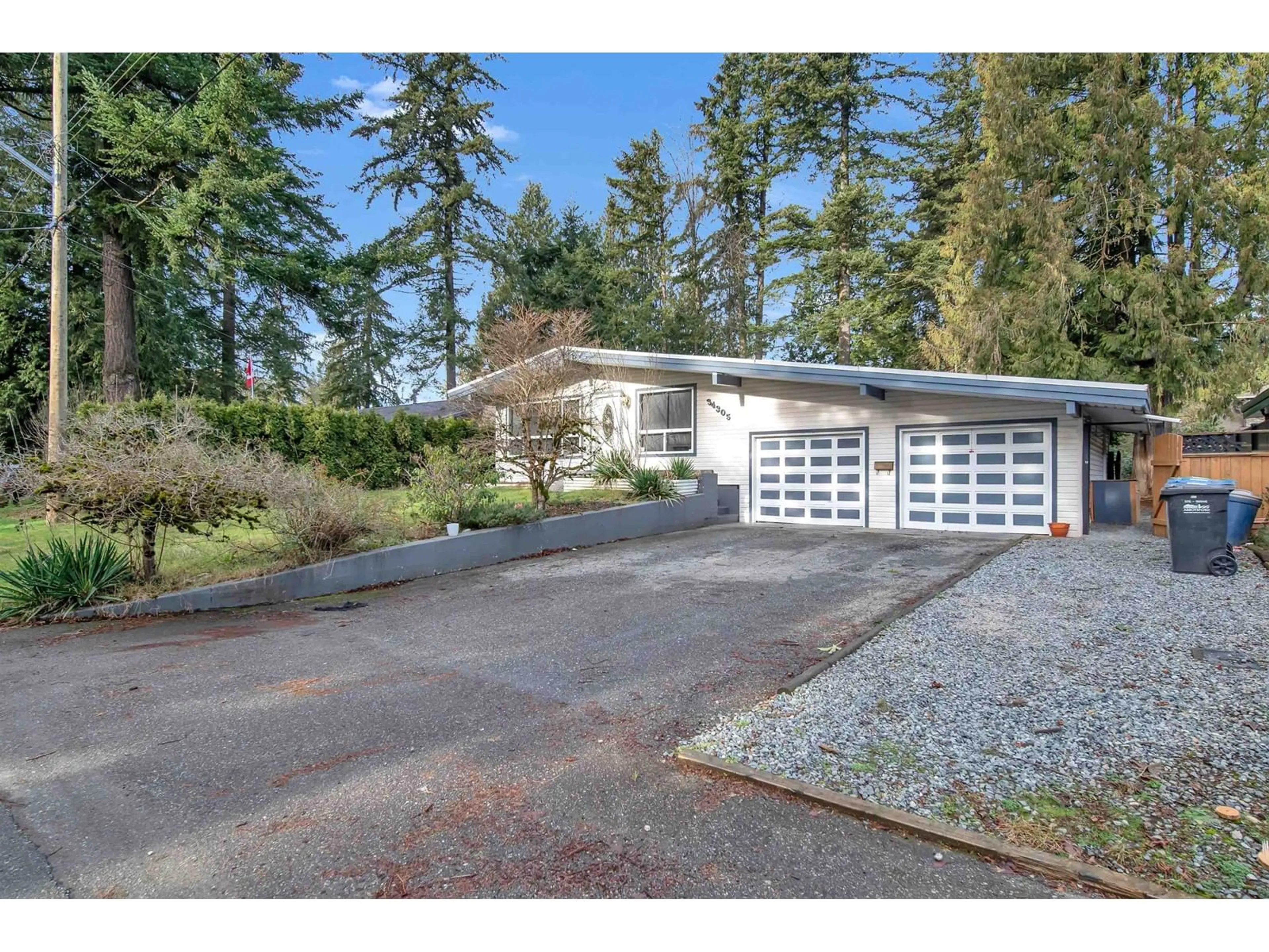 A pic from outside/outdoor area/front of a property/back of a property/a pic from drone, street for 34305 WOODBINE CRESCENT, Abbotsford British Columbia V2S2R4