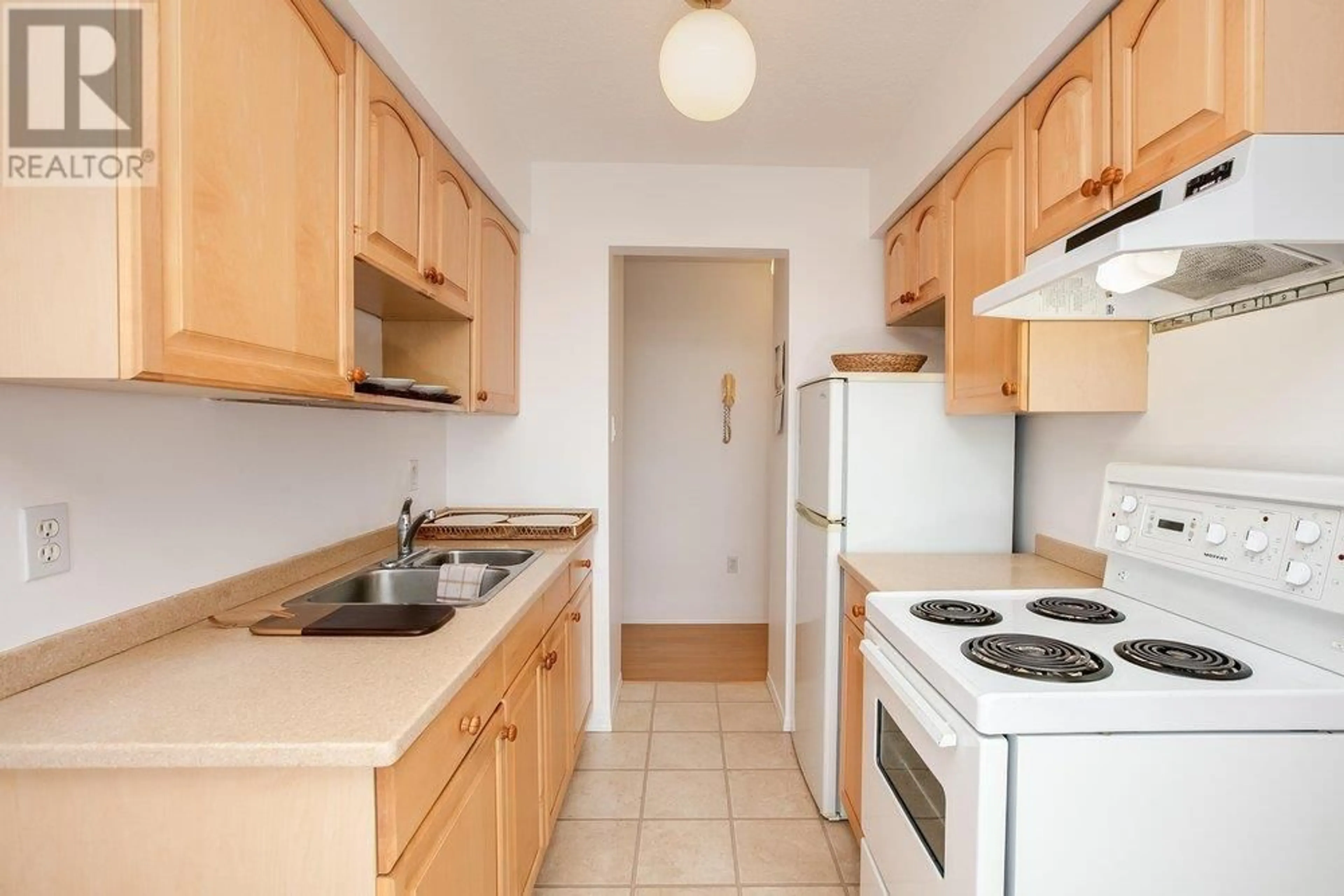 Standard kitchen, unknown for 103 910 FIFTH AVENUE, New Westminster British Columbia V3M1Y2