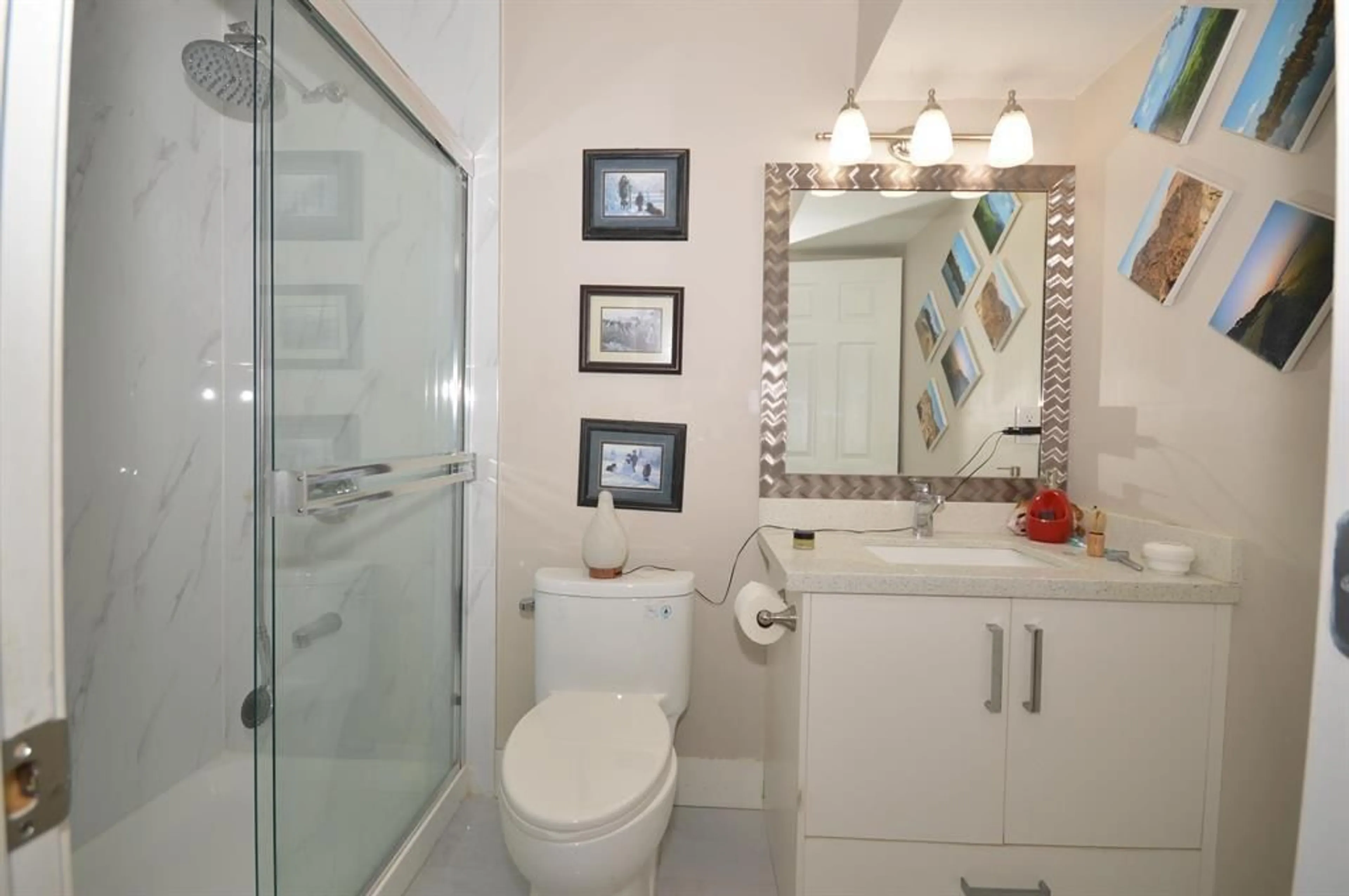 Contemporary bathroom, ceramic/tile floor for 45594 MEADOWBROOK DRIVE, Chilliwack British Columbia V2P0G6