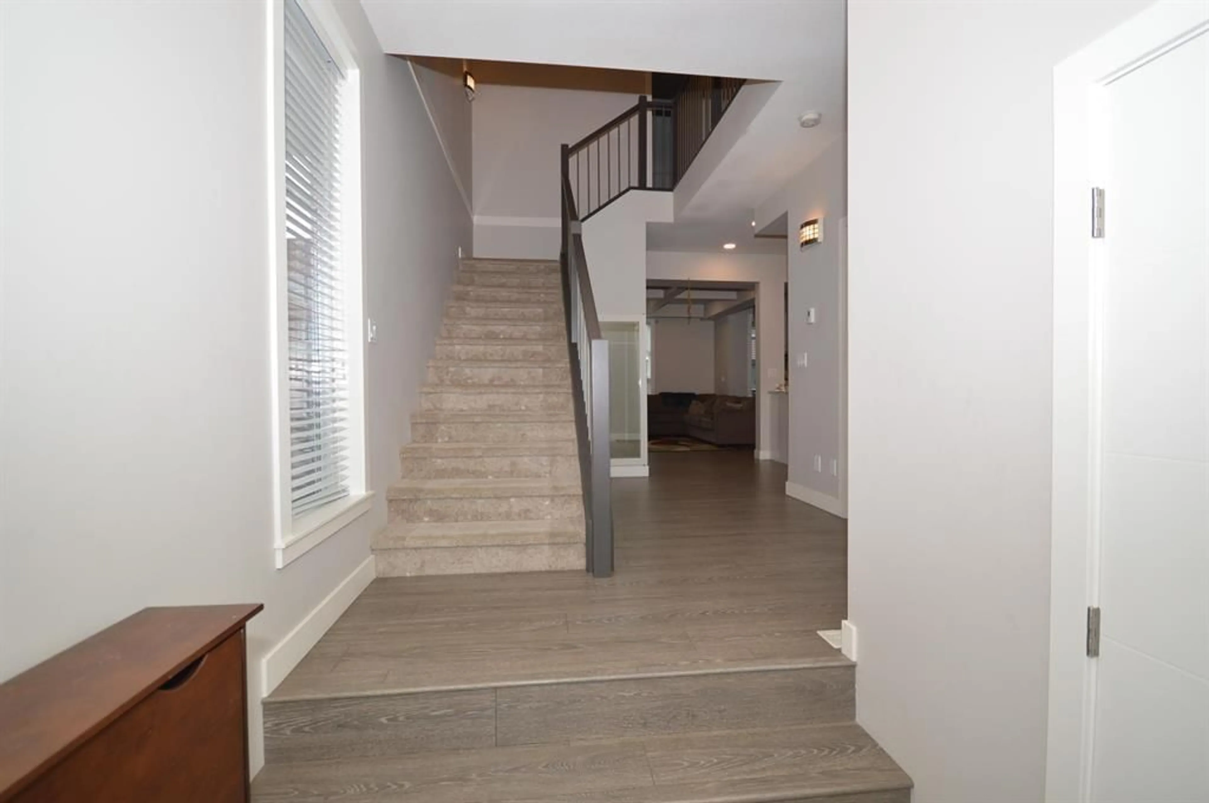 Indoor foyer for 45594 MEADOWBROOK DRIVE, Chilliwack British Columbia V2P0G6