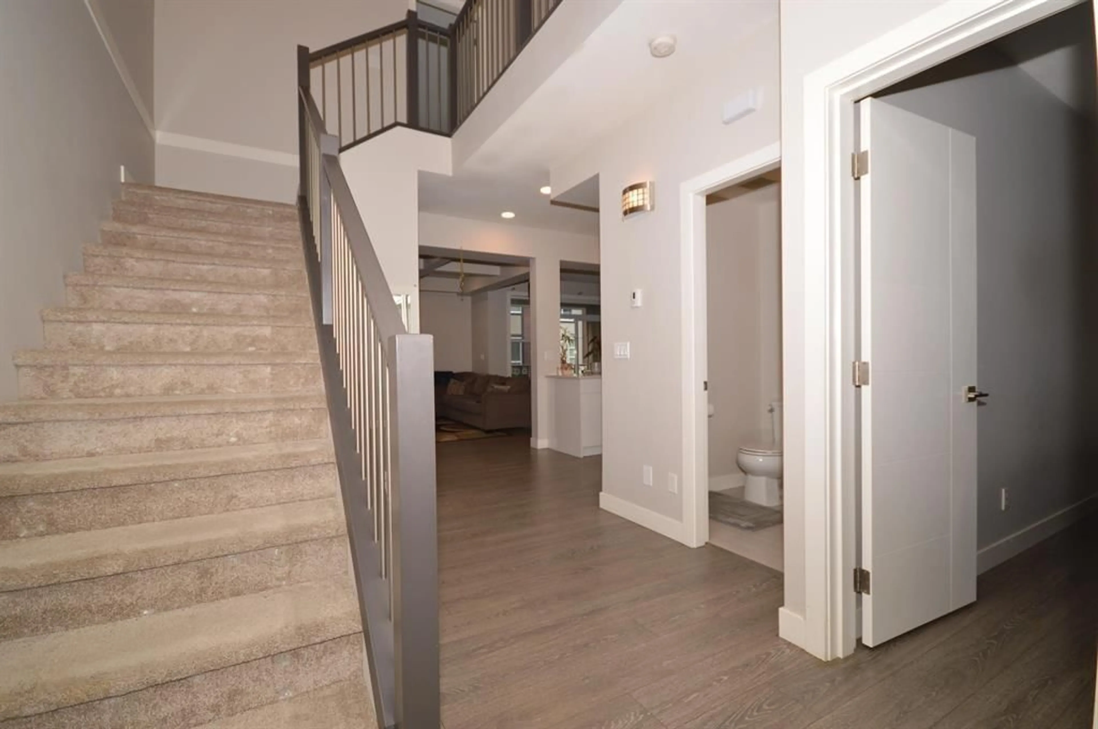 Indoor foyer for 45594 MEADOWBROOK DRIVE, Chilliwack British Columbia V2P0G6