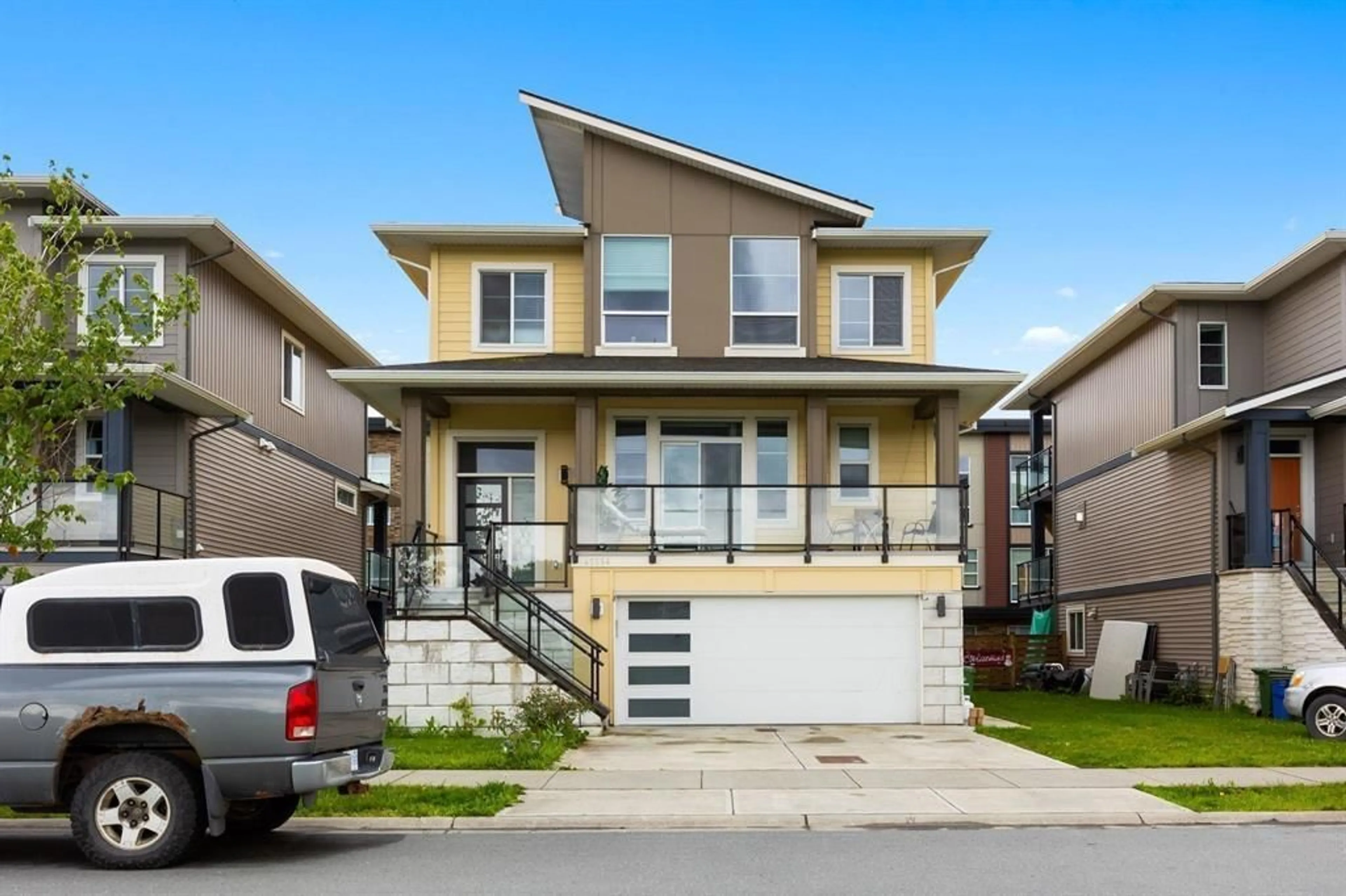 Home with vinyl exterior material, street for 45594 MEADOWBROOK DRIVE|Chilliwack Prope, Chilliwack British Columbia V2P0G6