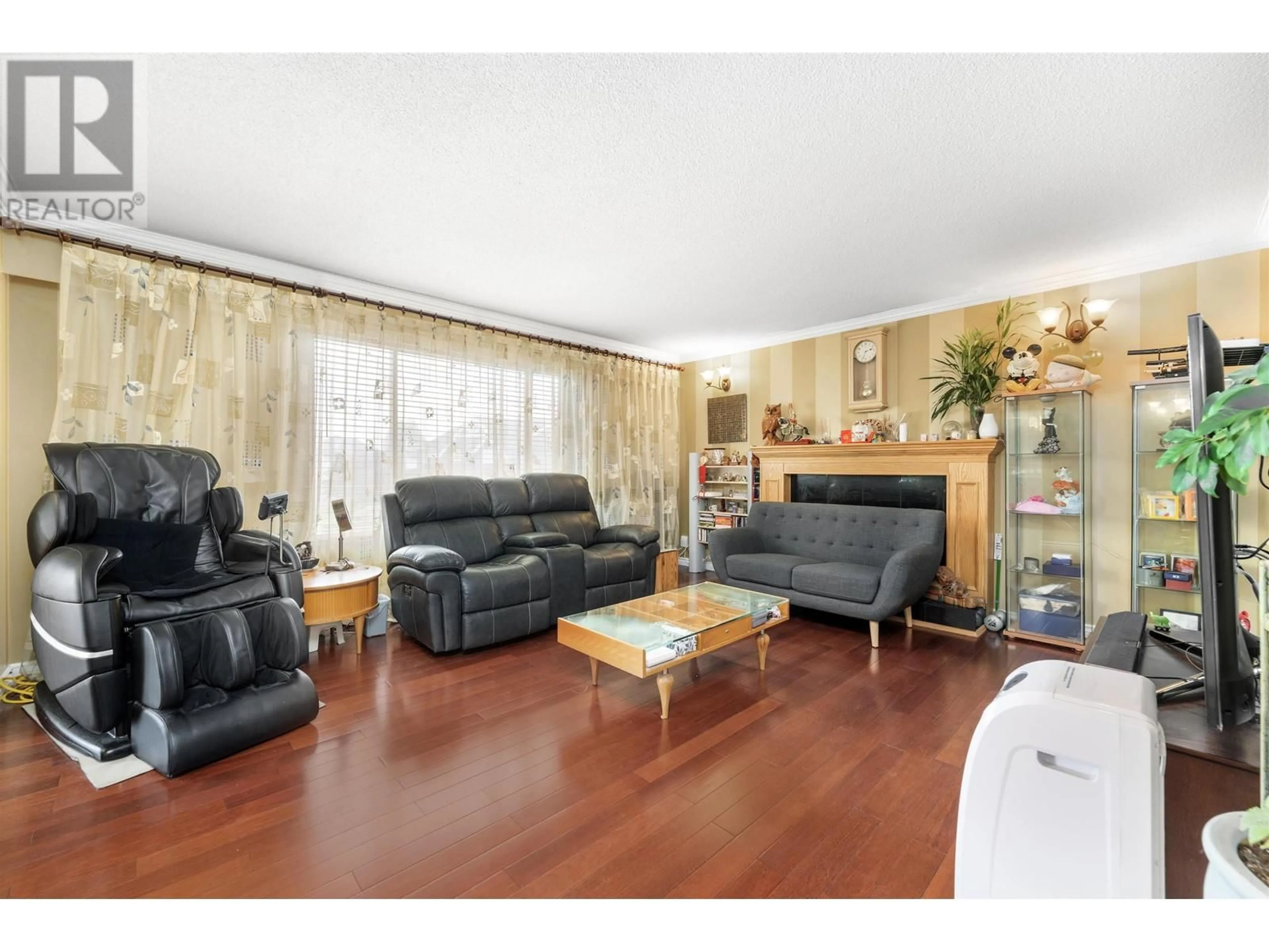 Living room with furniture, wood/laminate floor for 4051 AMUNDSEN PLACE, Richmond British Columbia V7C4L9