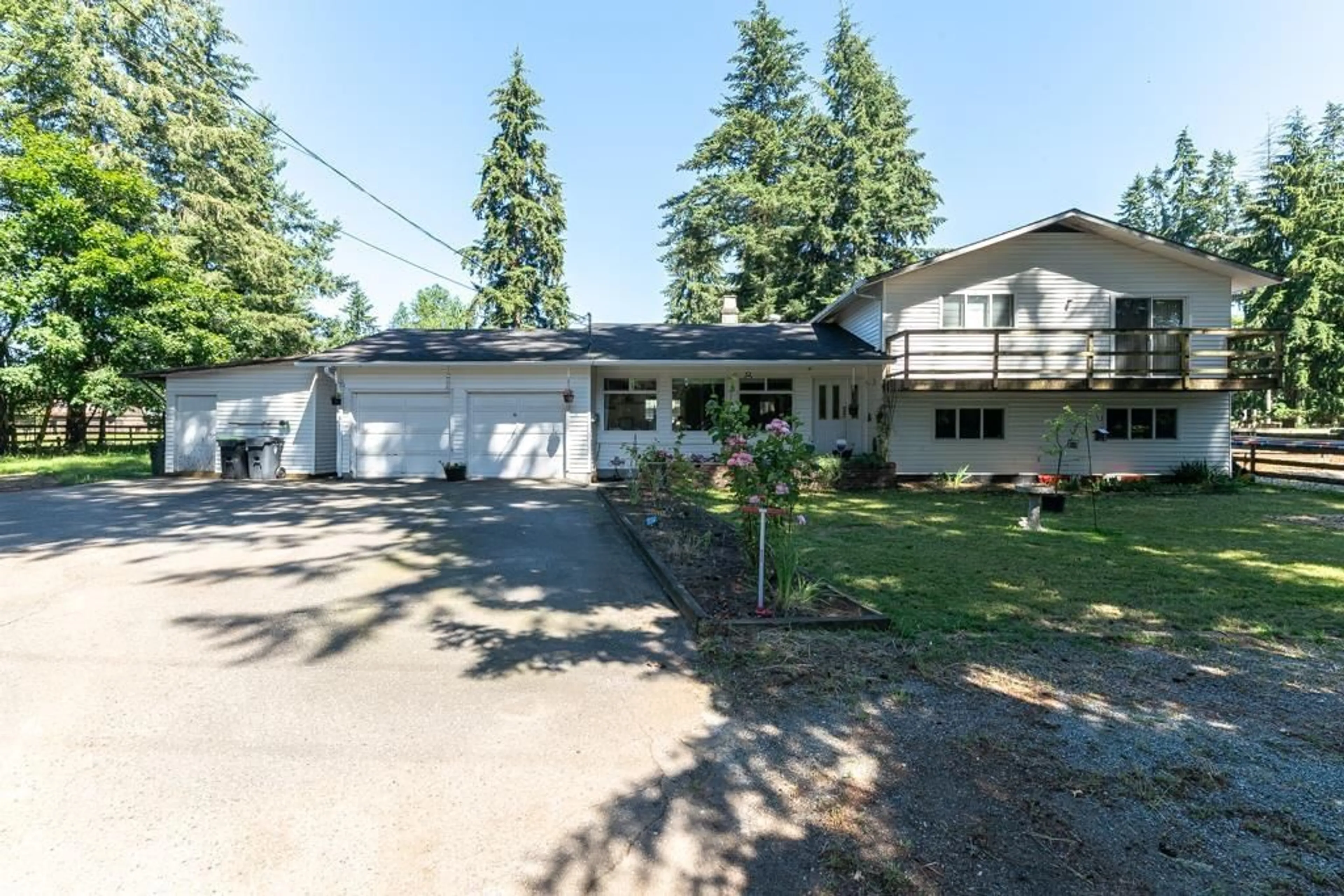 A pic from outside/outdoor area/front of a property/back of a property/a pic from drone, street for 5638 248 STREET, Langley British Columbia V4W1B7