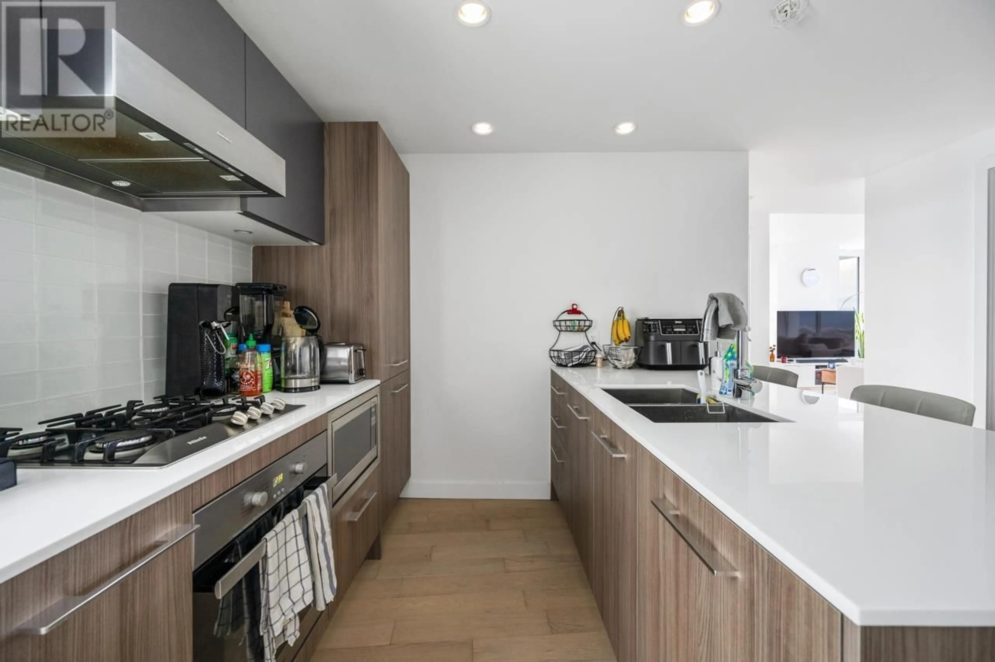 Contemporary kitchen, unknown for 1502 4638 GLADSTONE STREET, Vancouver British Columbia V5N0G5