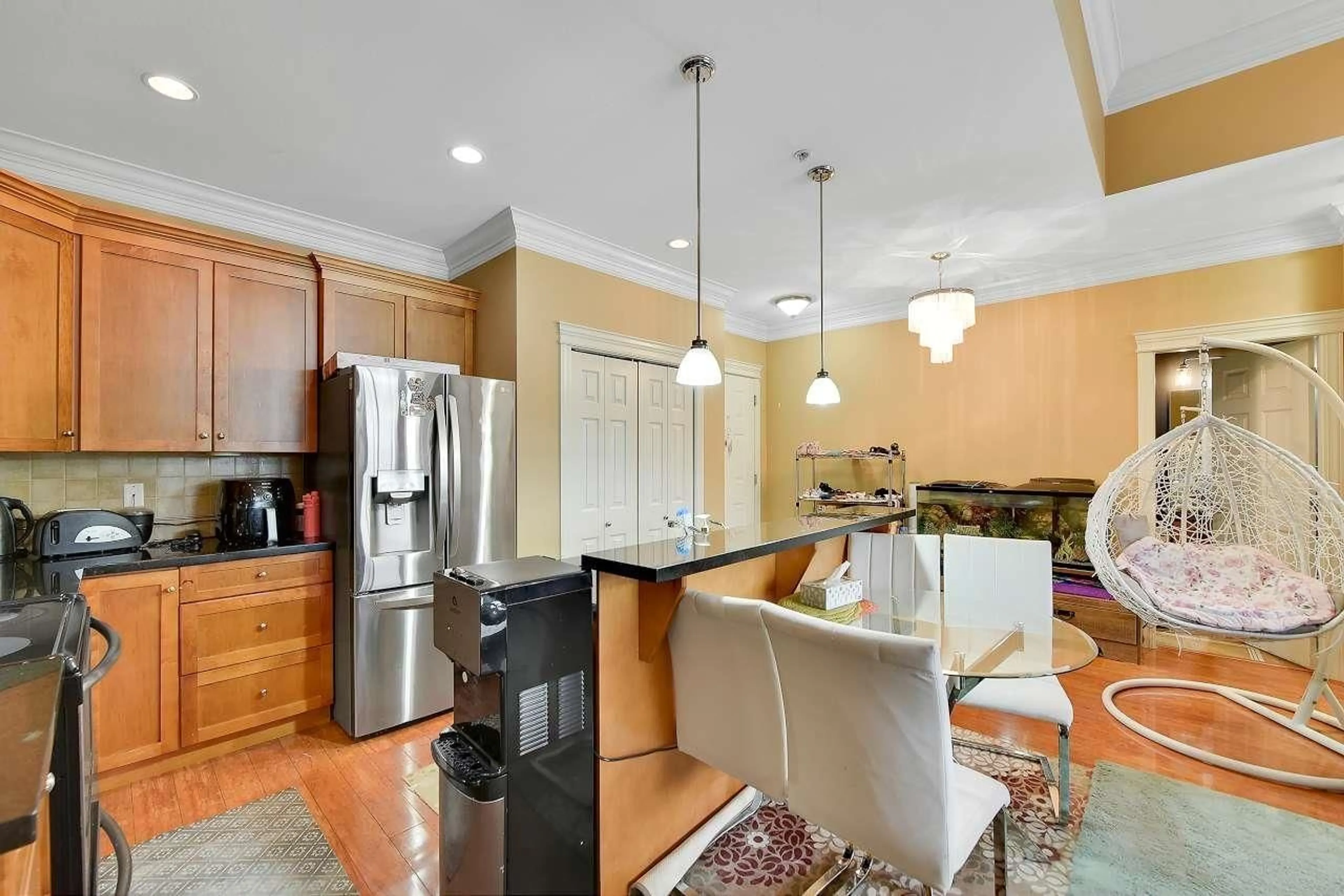 Open concept kitchen, ceramic/tile floor for 405 - 9108 MARY STREET, Chilliwack British Columbia V2P4J1