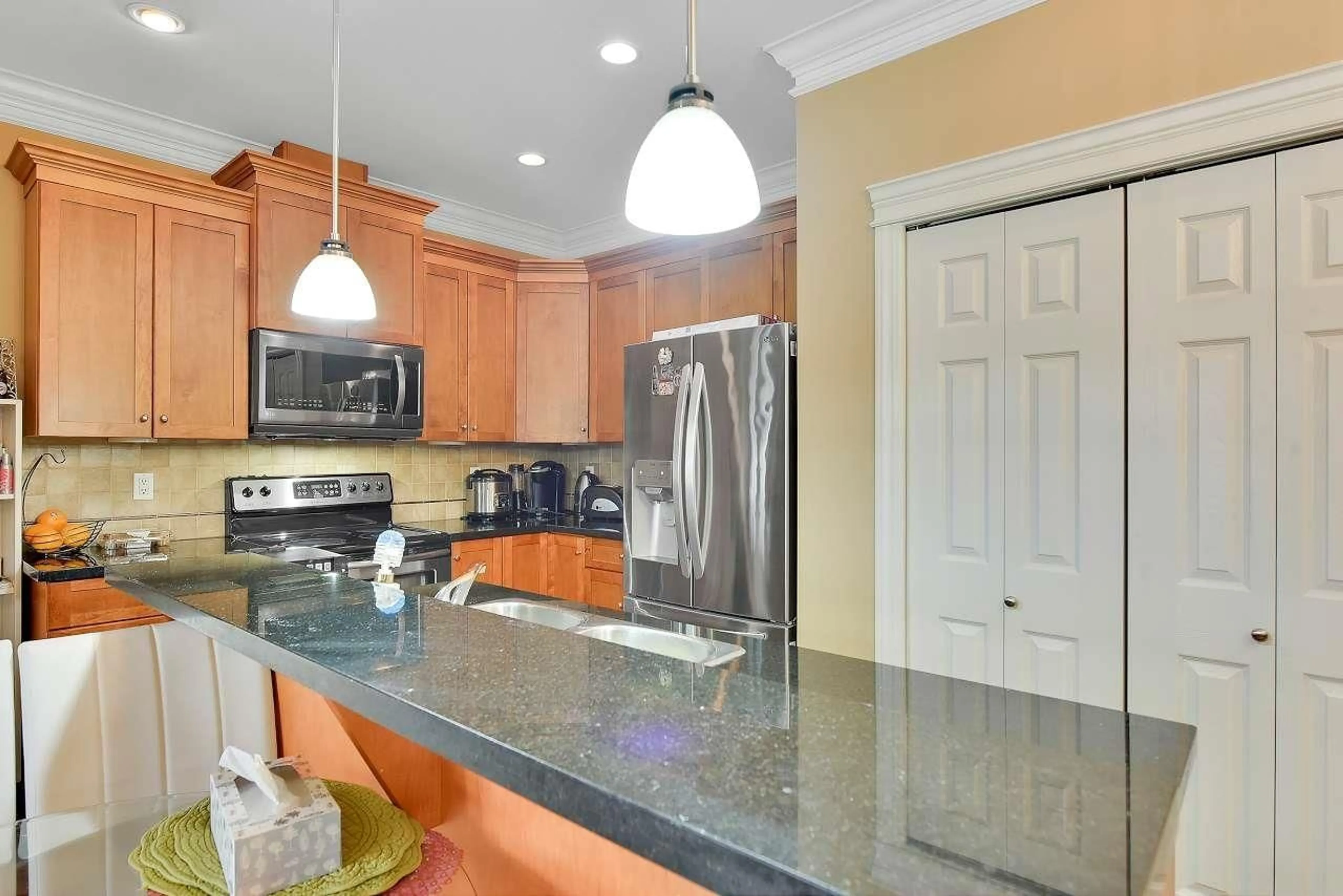 Open concept kitchen, ceramic/tile floor for 405 - 9108 MARY STREET, Chilliwack British Columbia V2P4J1