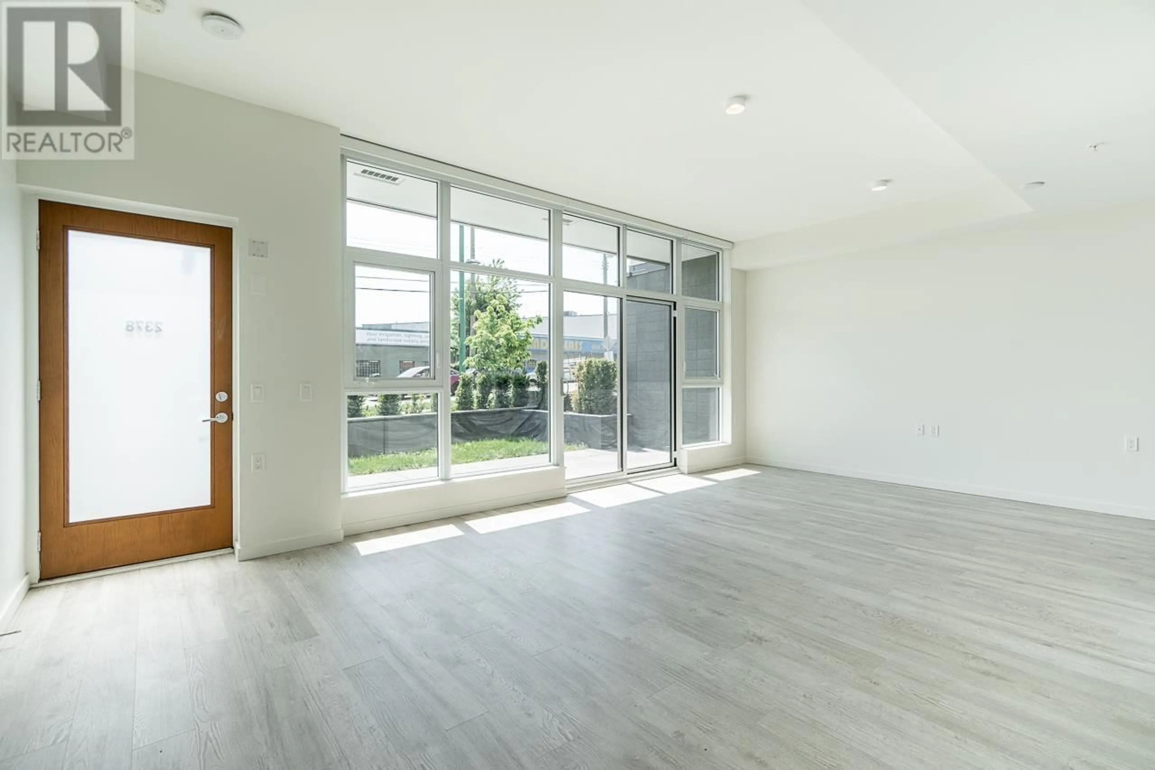 Indoor foyer for 2378 DOUGLAS ROAD, Burnaby British Columbia V5B0B5