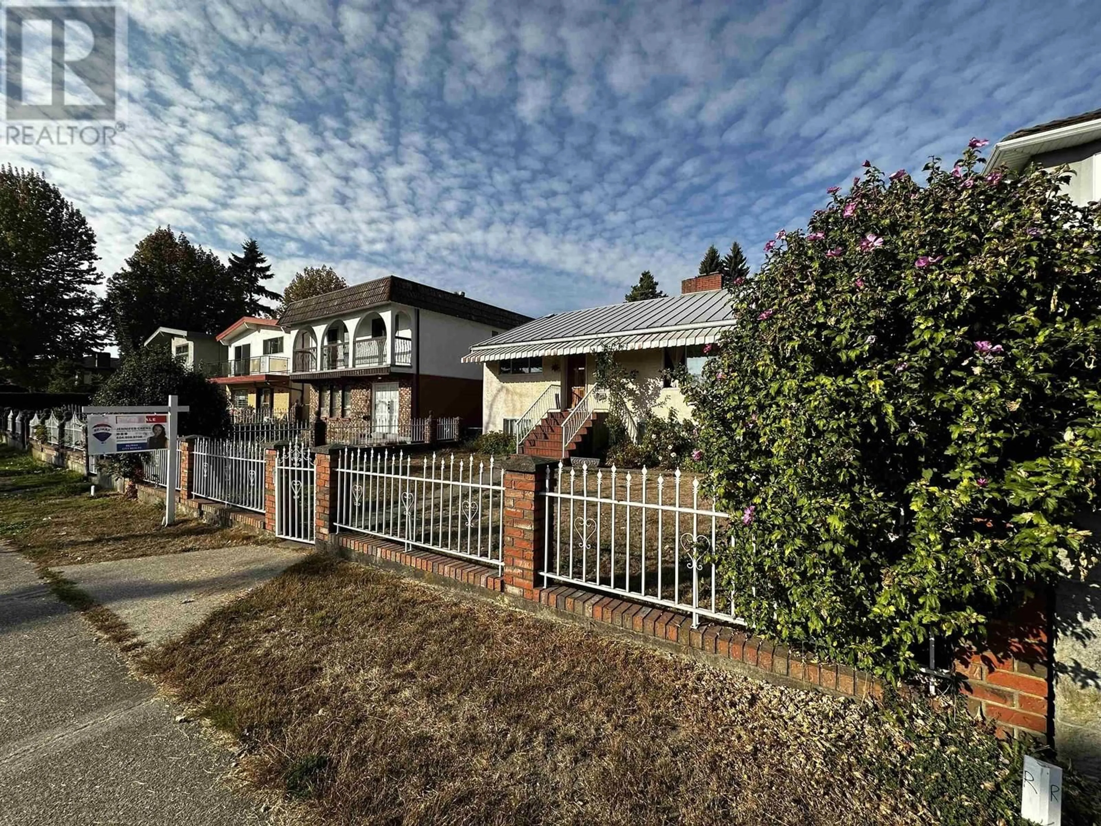 A pic from outside/outdoor area/front of a property/back of a property/a pic from drone, street for 2621 E 8TH AVENUE, Vancouver British Columbia V5M1W4