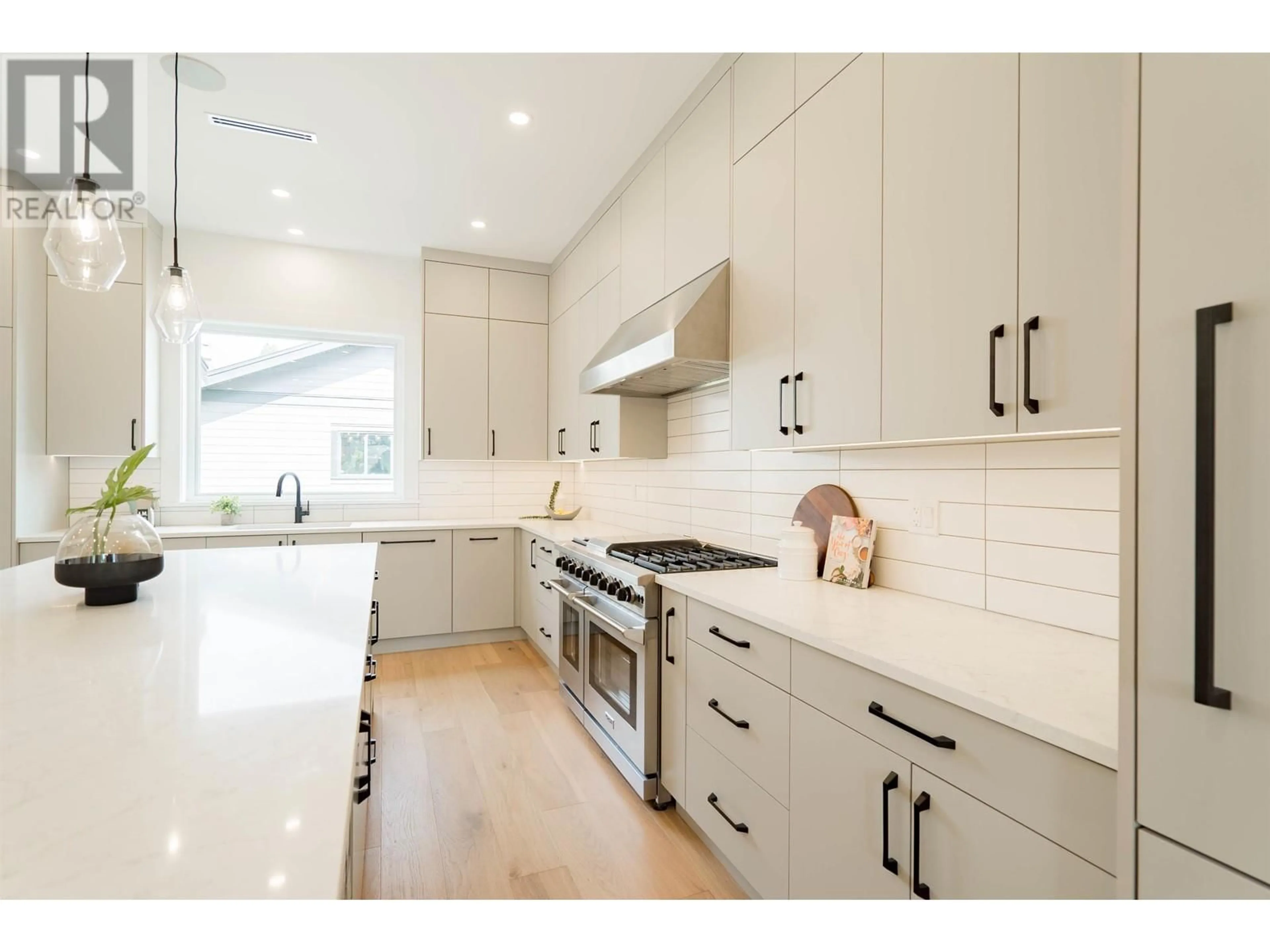 Open concept kitchen, ceramic/tile floor for 437 ELMER STREET, New Westminster British Columbia V3L4M6