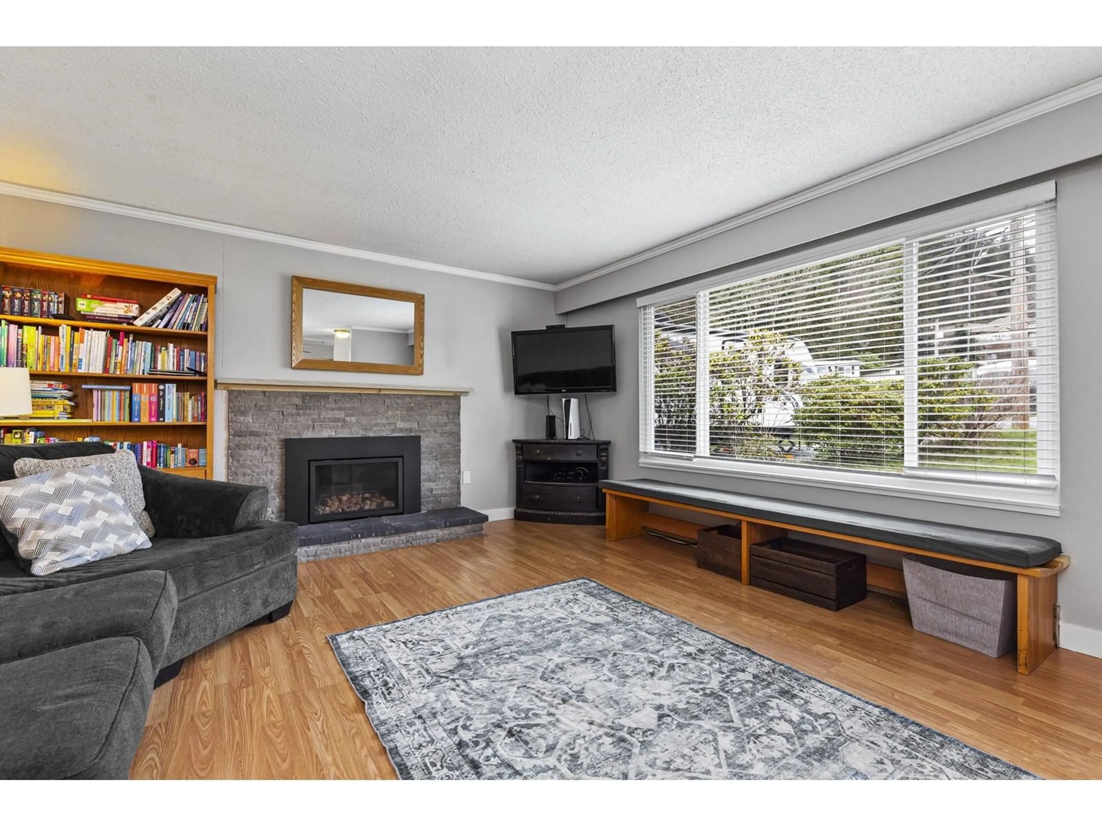 Living room with furniture, wood/laminate floor for 8047 BAYNES STREET, Mission British Columbia V2V6P4