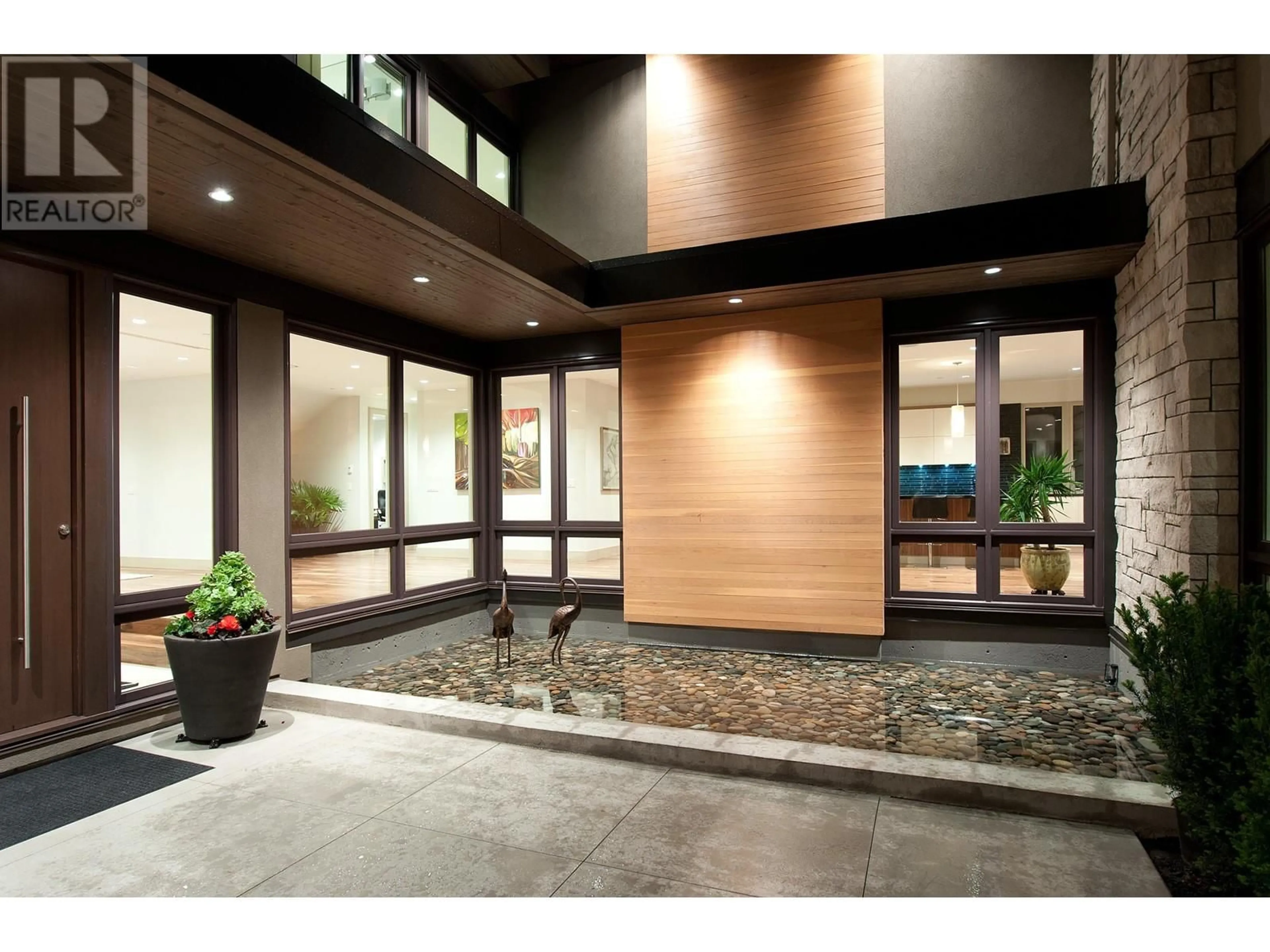 Indoor foyer for 675 KING GEORGES WAY, West Vancouver British Columbia V7S1S2