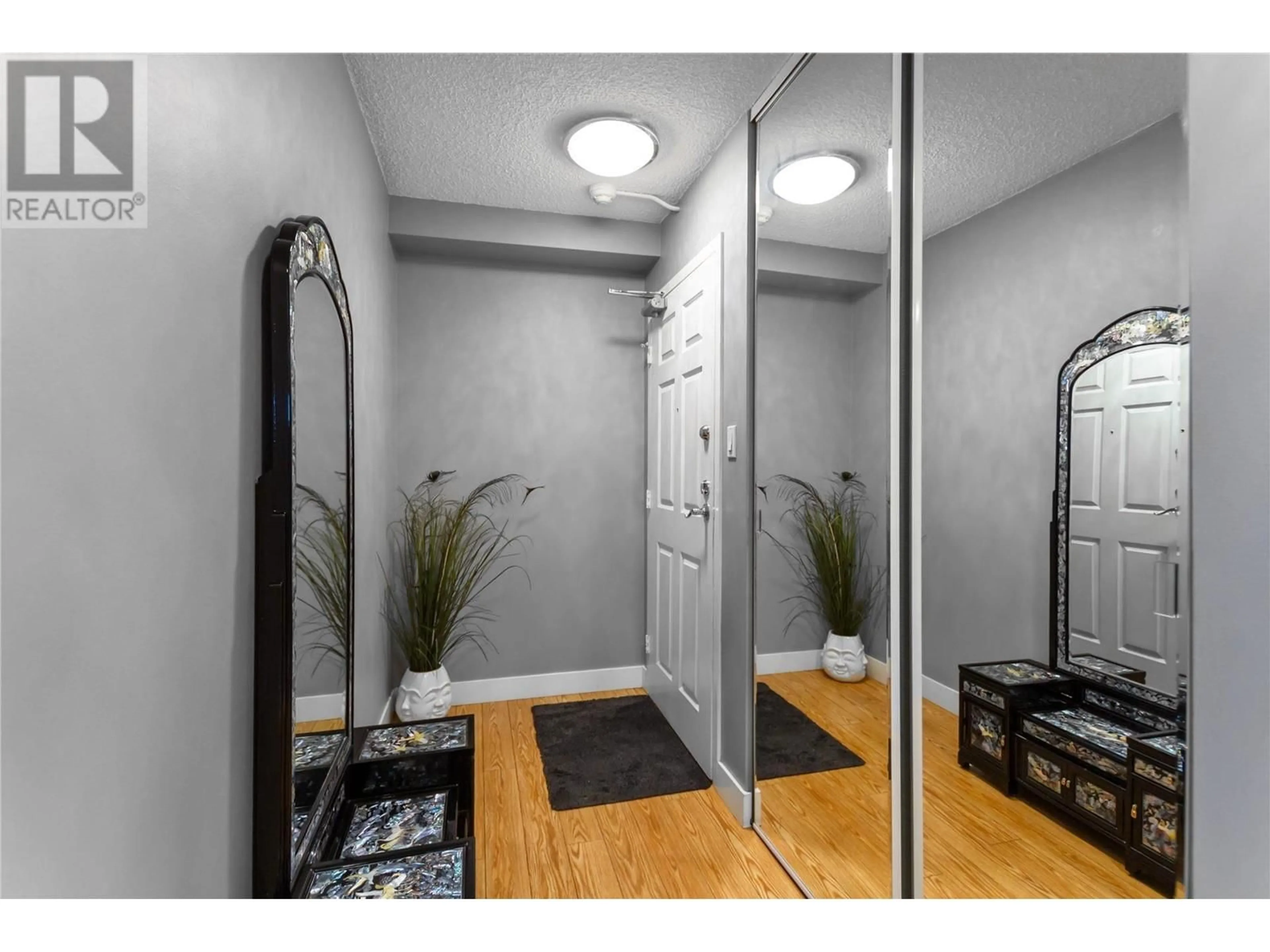 Indoor entryway for 903 47 AGNES STREET, New Westminster British Columbia V3L1E2