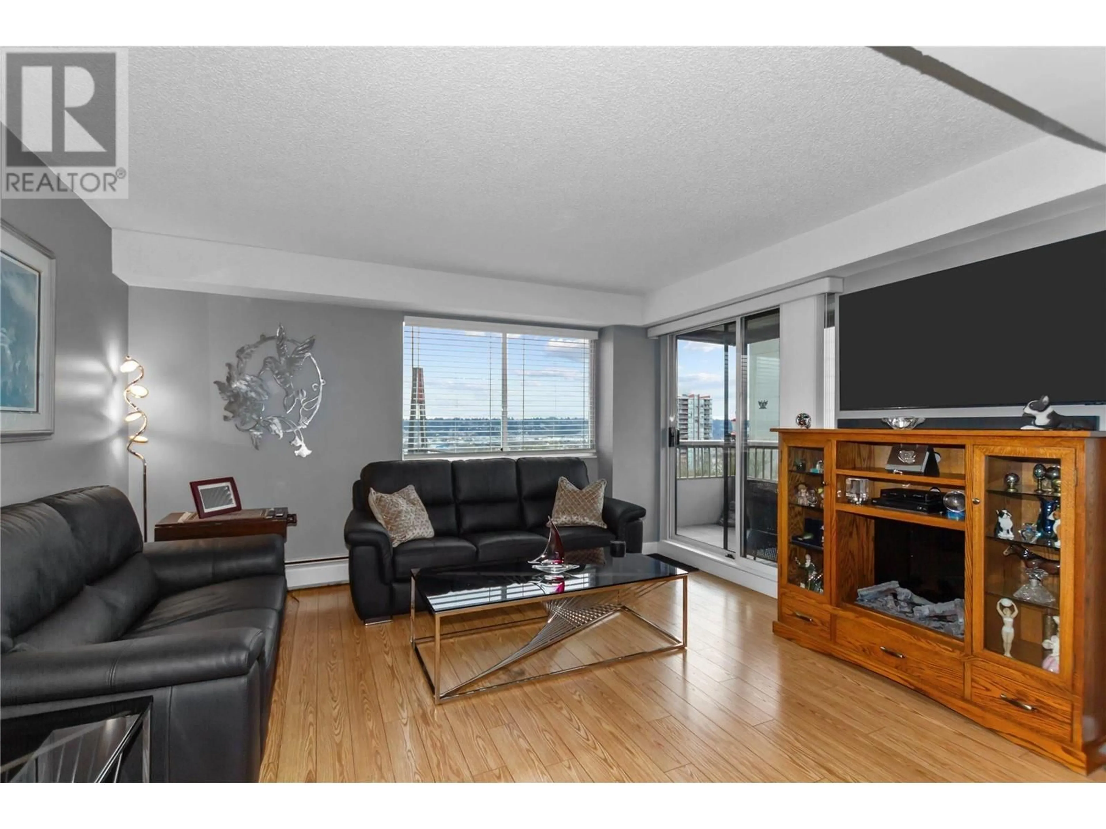 Living room with furniture, wood/laminate floor for 903 47 AGNES STREET, New Westminster British Columbia V3L1E2