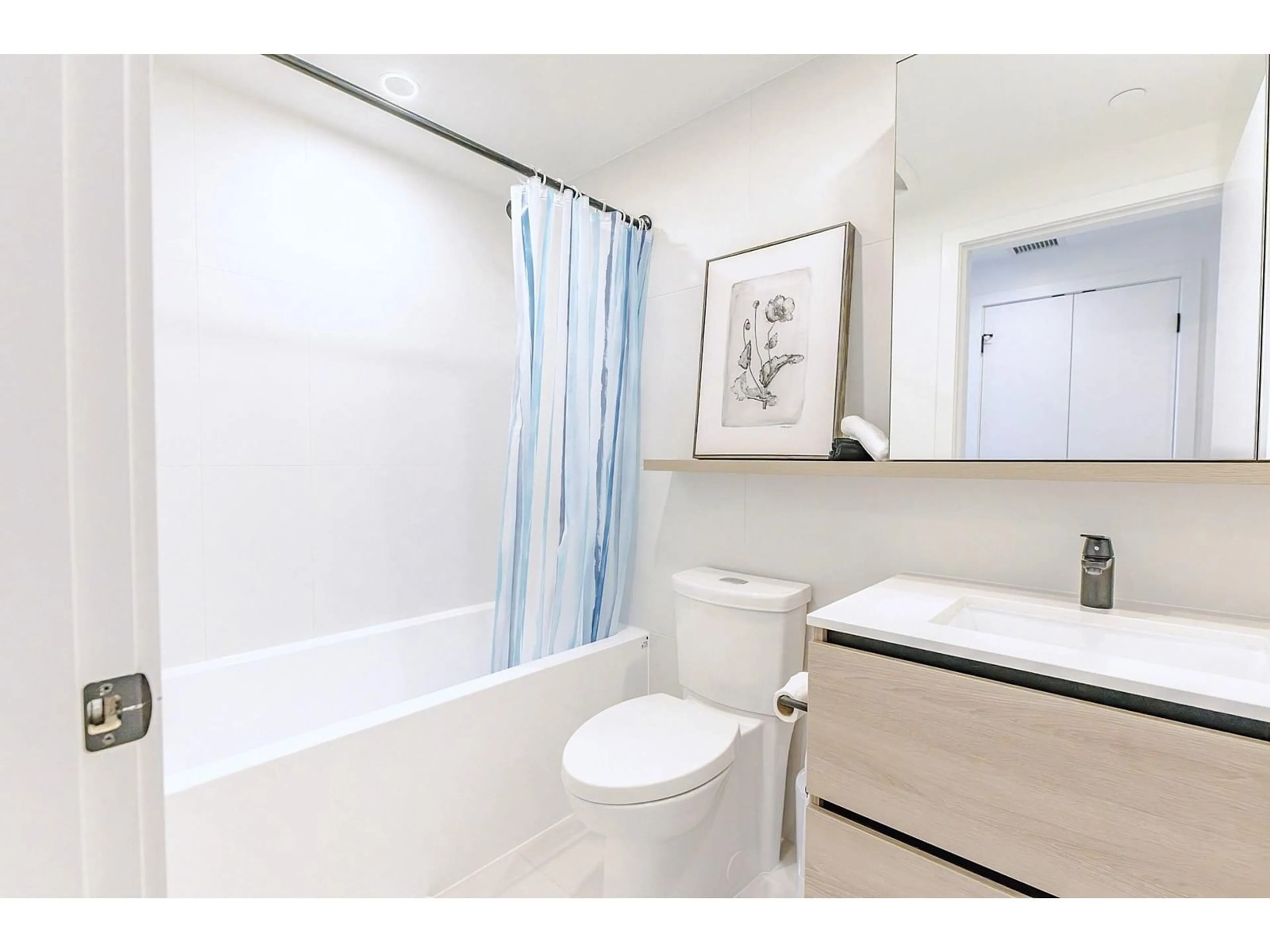 Standard bathroom, unknown for 2902 10448 UNIVERSITY DRIVE, Surrey British Columbia V3T0S7