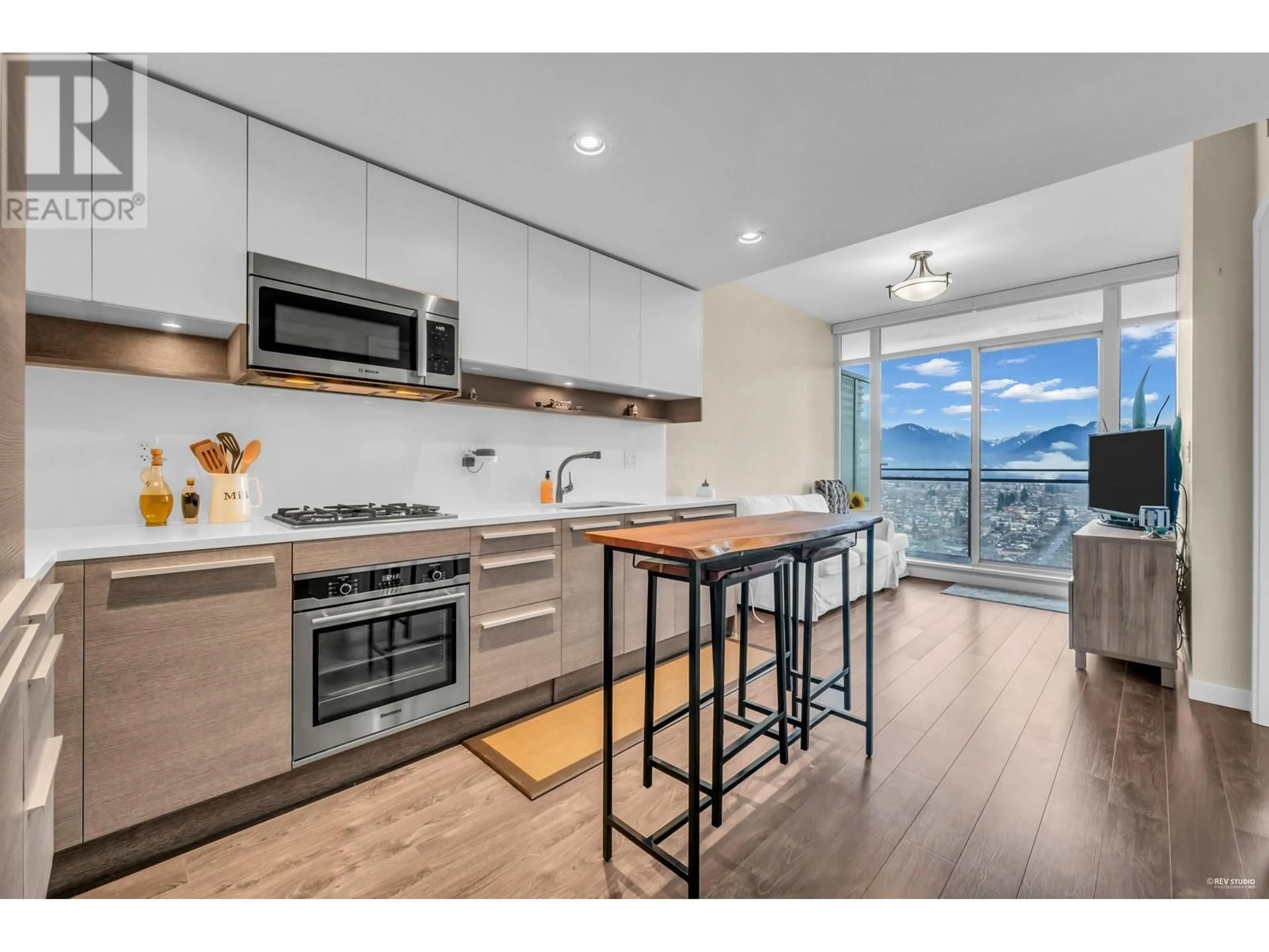 Open concept kitchen, wood/laminate floor for 3205 4485 SKYLINE DRIVE, Burnaby British Columbia V5C0J2