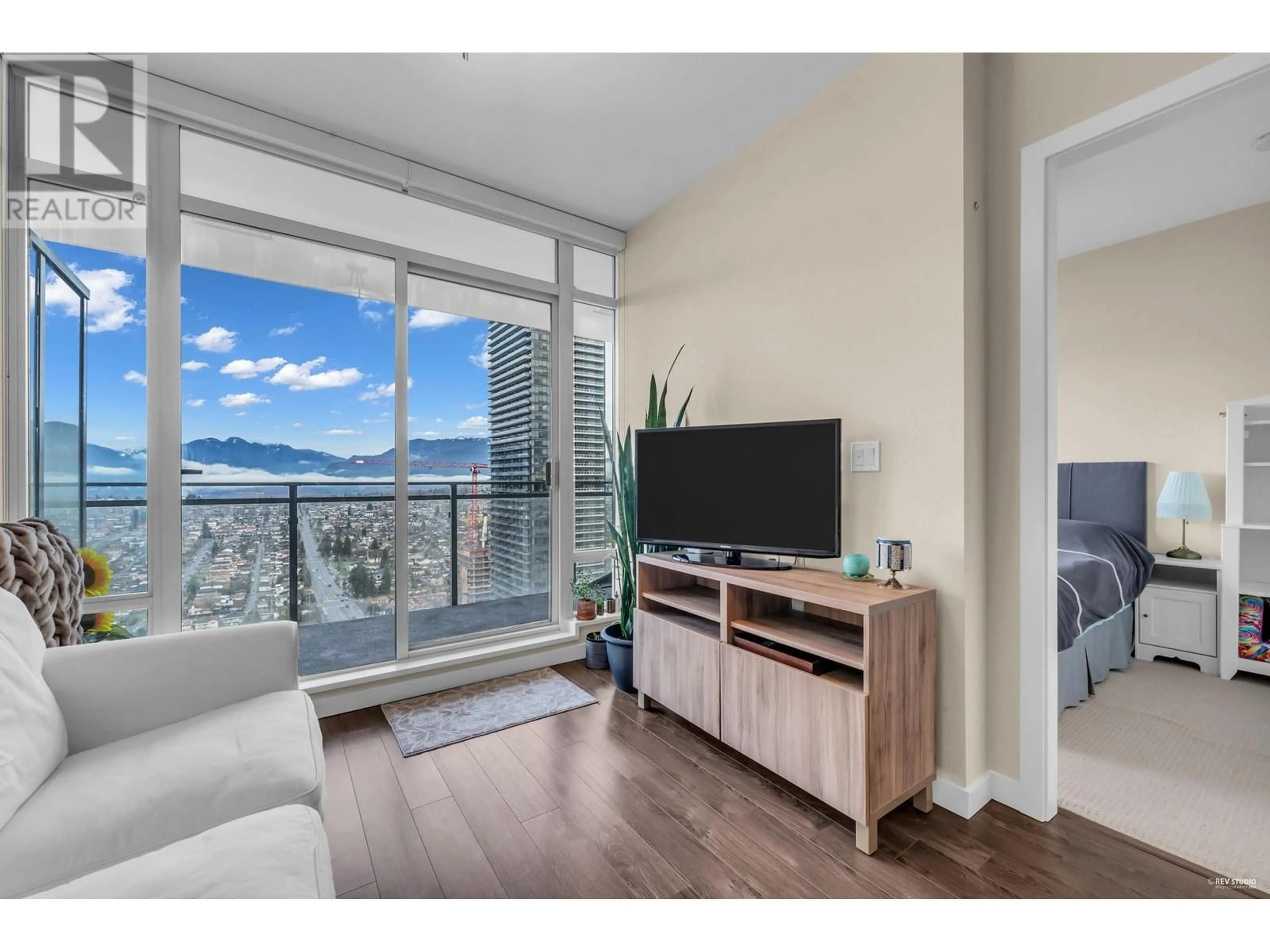 Living room with furniture, wood/laminate floor for 3205 4485 SKYLINE DRIVE, Burnaby British Columbia V5C0J2