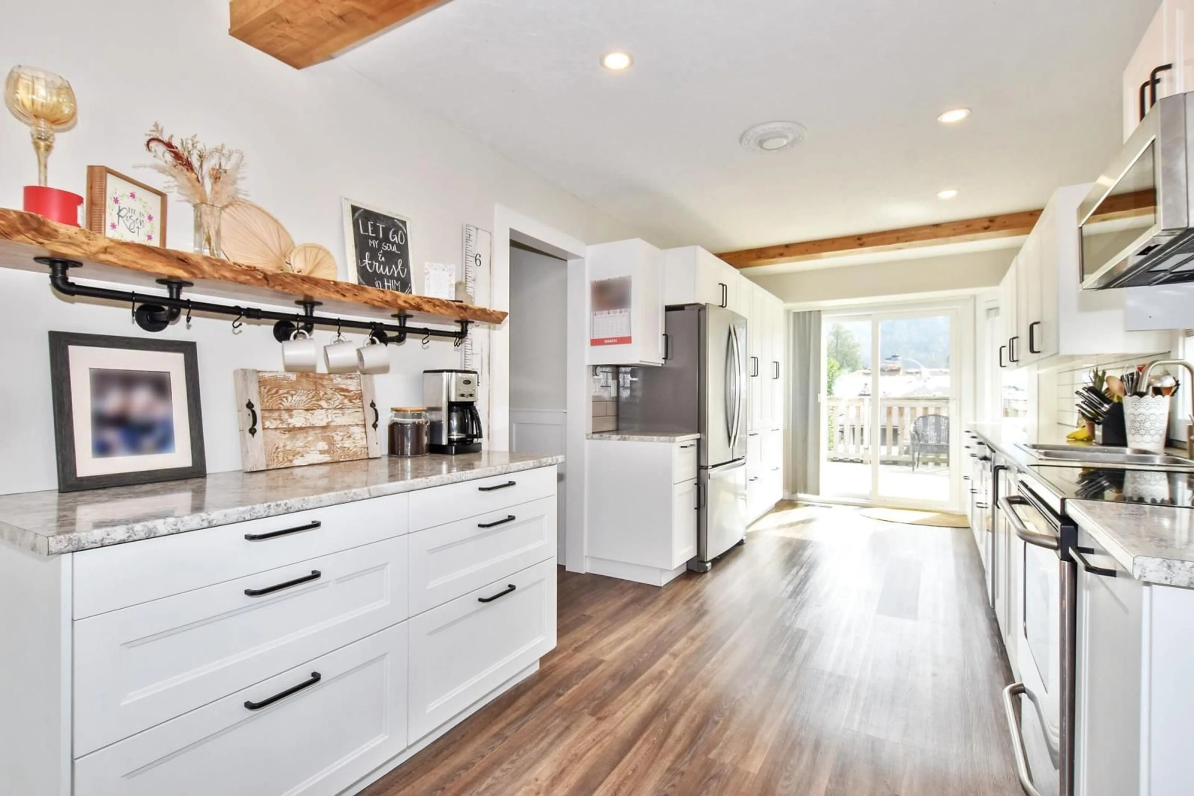 Open concept kitchen, wood/laminate floor for 44662 CONNAUGHT PLACE|Sardis South, Chilliwack British Columbia V2R2Y6