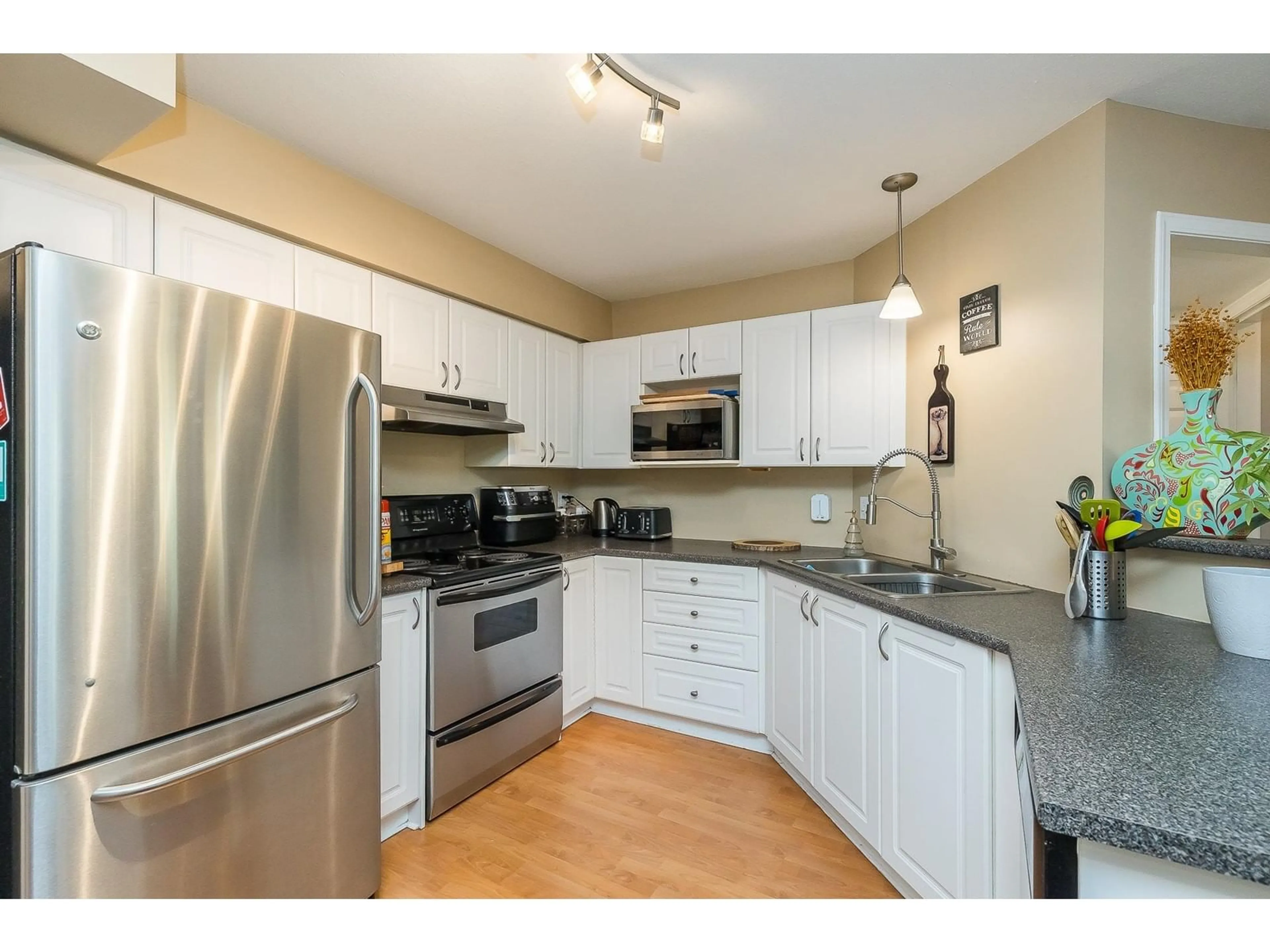 Standard kitchen, unknown for 211 - 33599 2ND, Mission British Columbia V2V6J3