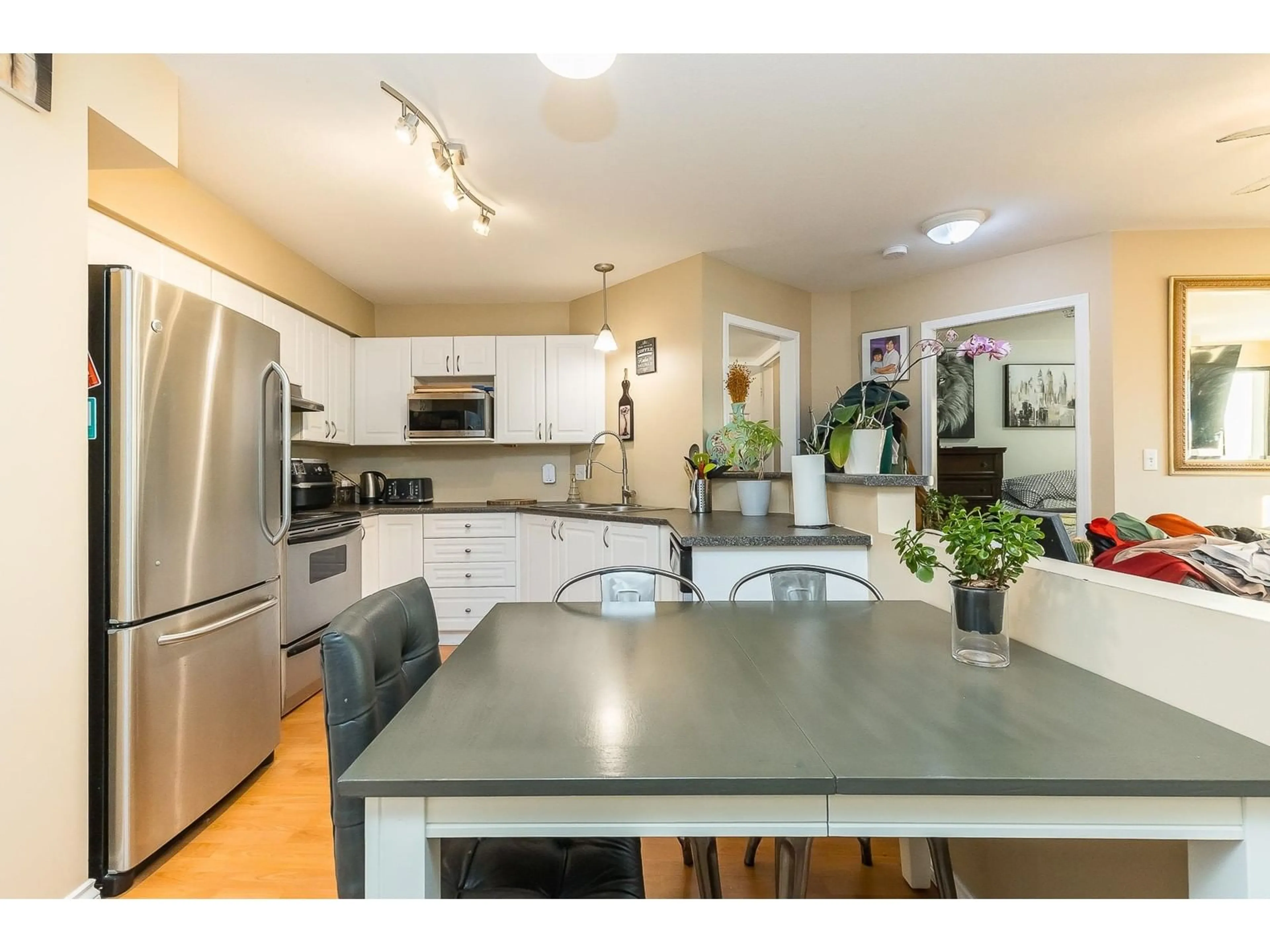 Open concept kitchen, unknown for 211 - 33599 2ND, Mission British Columbia V2V6J3
