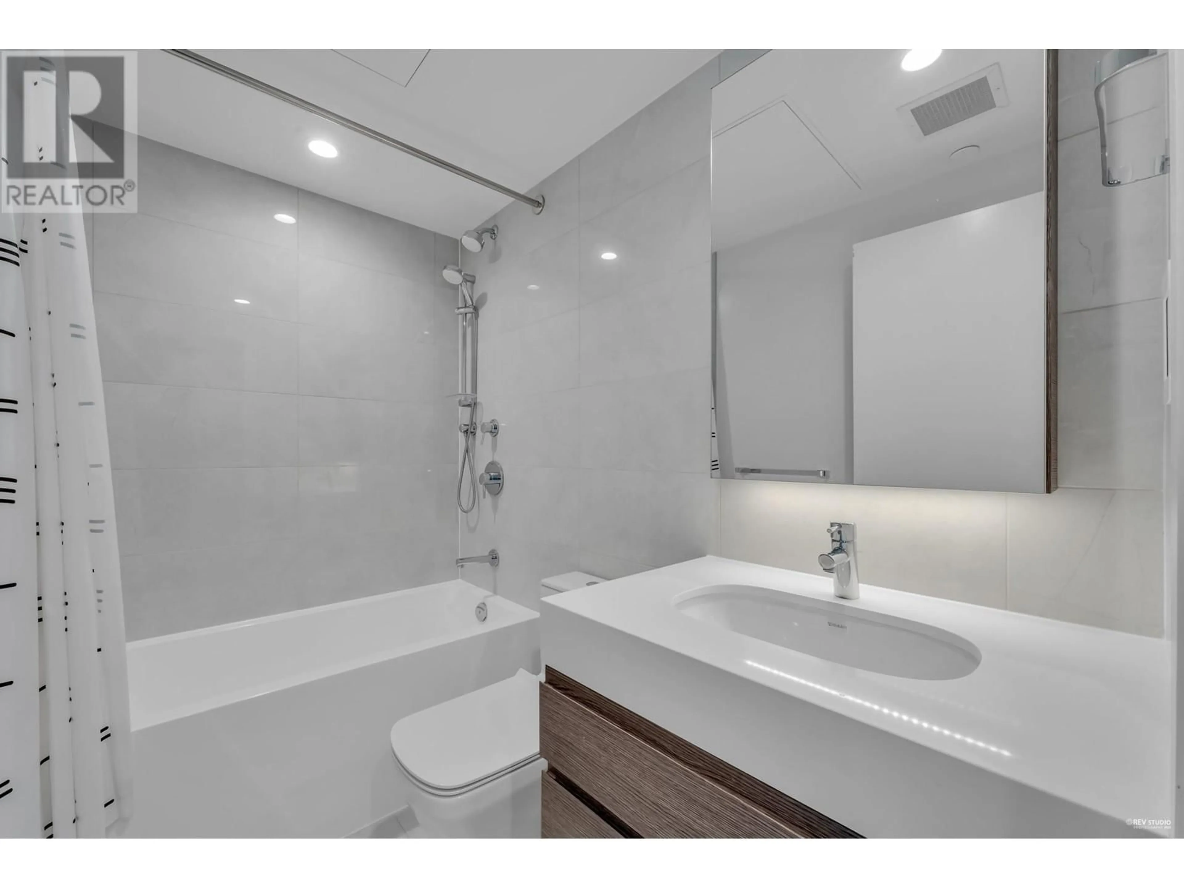 Standard bathroom, unknown for 2503 6463 SILVER AVENUE, Burnaby British Columbia V5H0K4