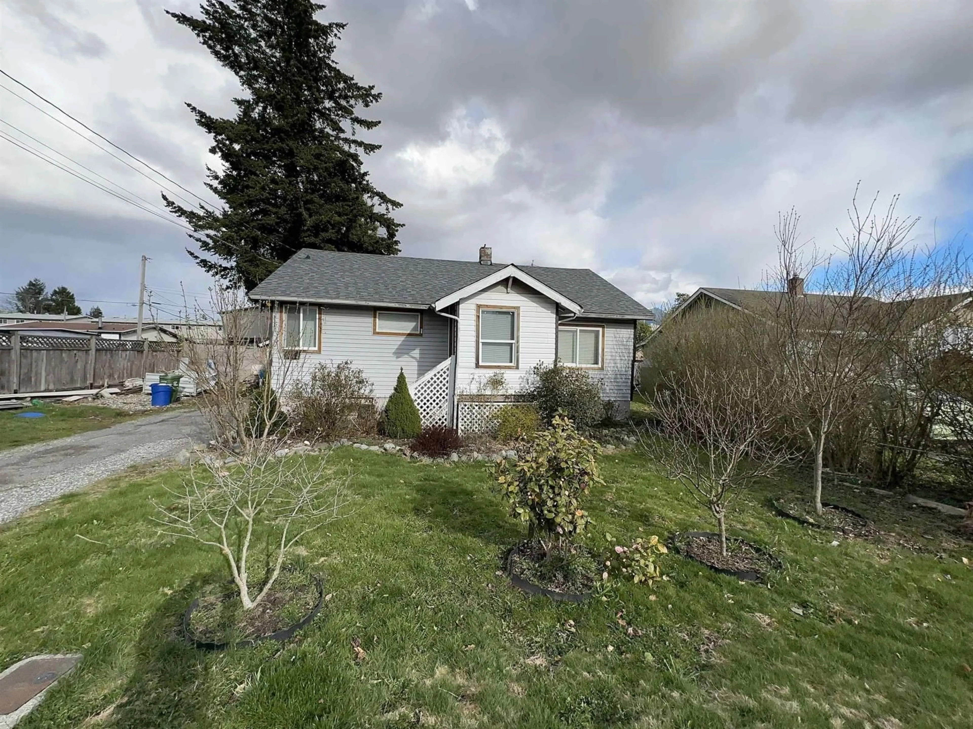 A pic from outside/outdoor area/front of a property/back of a property/a pic from drone, street for 9244 HAZEL STREET|Chilliwack Proper East, Chilliwack British Columbia V2P5N6