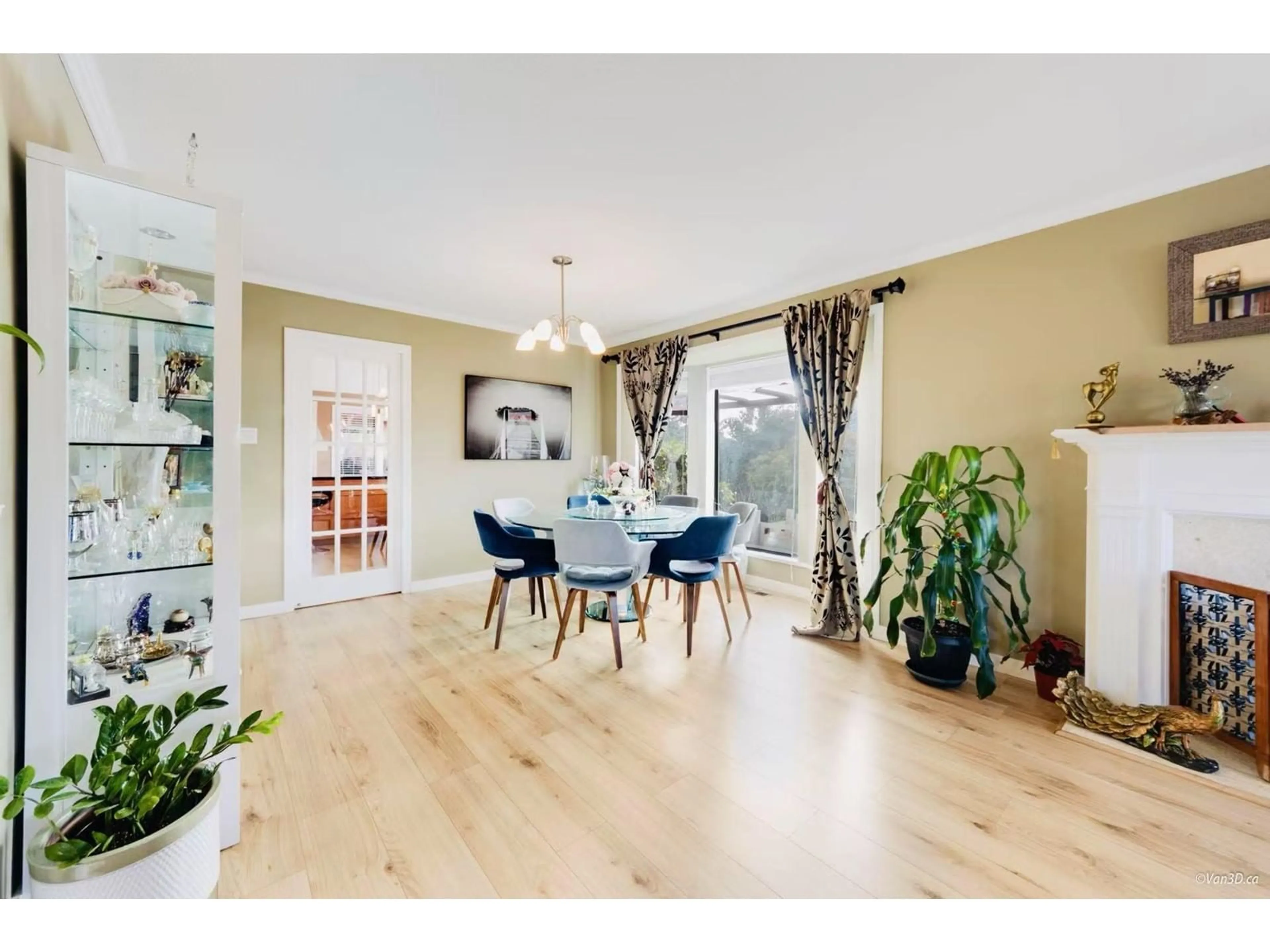 Dining room, wood/laminate floor for 16434 GLENSIDE, Surrey British Columbia V4N1V6