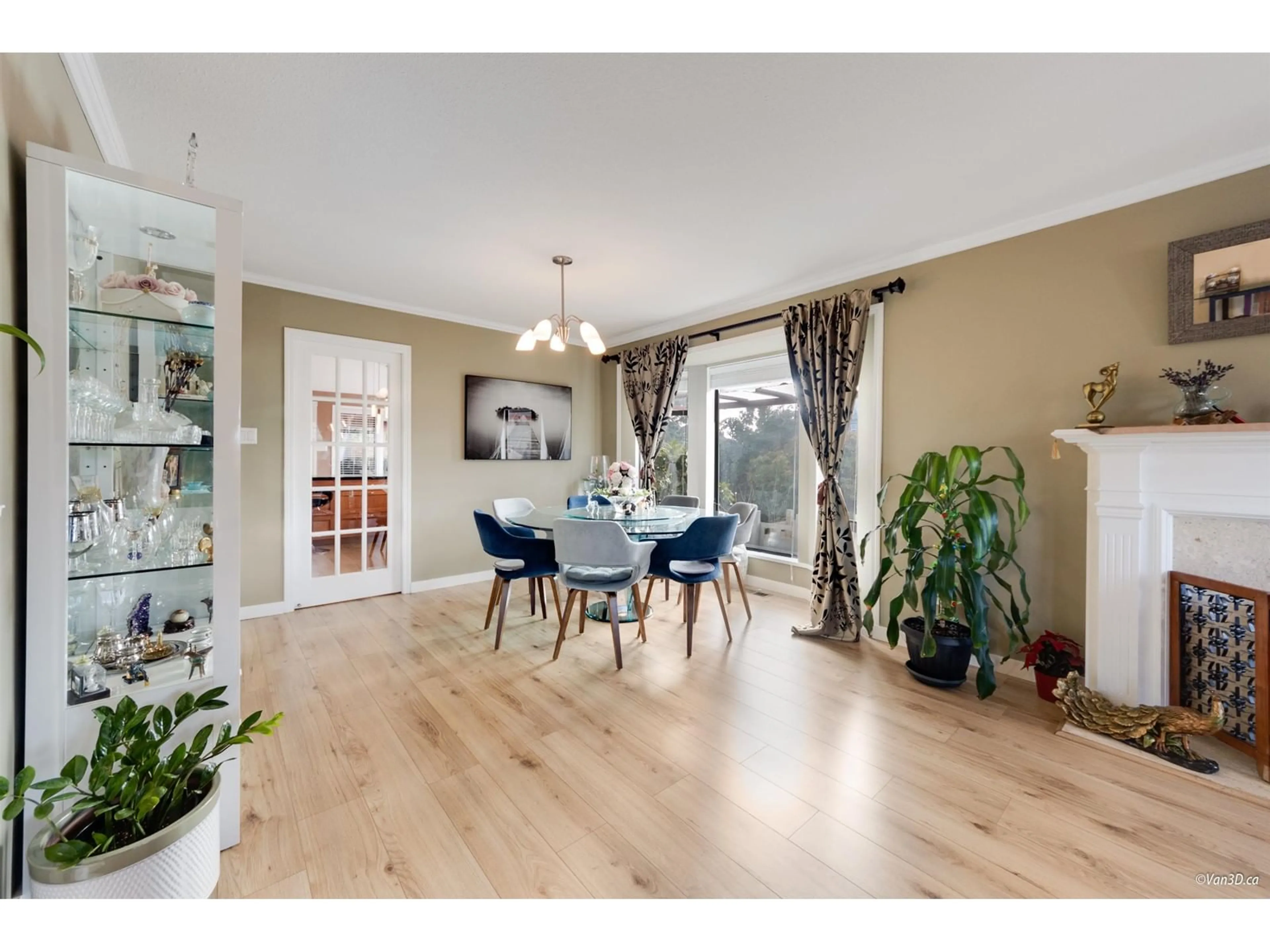 Dining room, wood/laminate floor for 16434 GLENSIDE PLACE, Surrey British Columbia V4N1V6