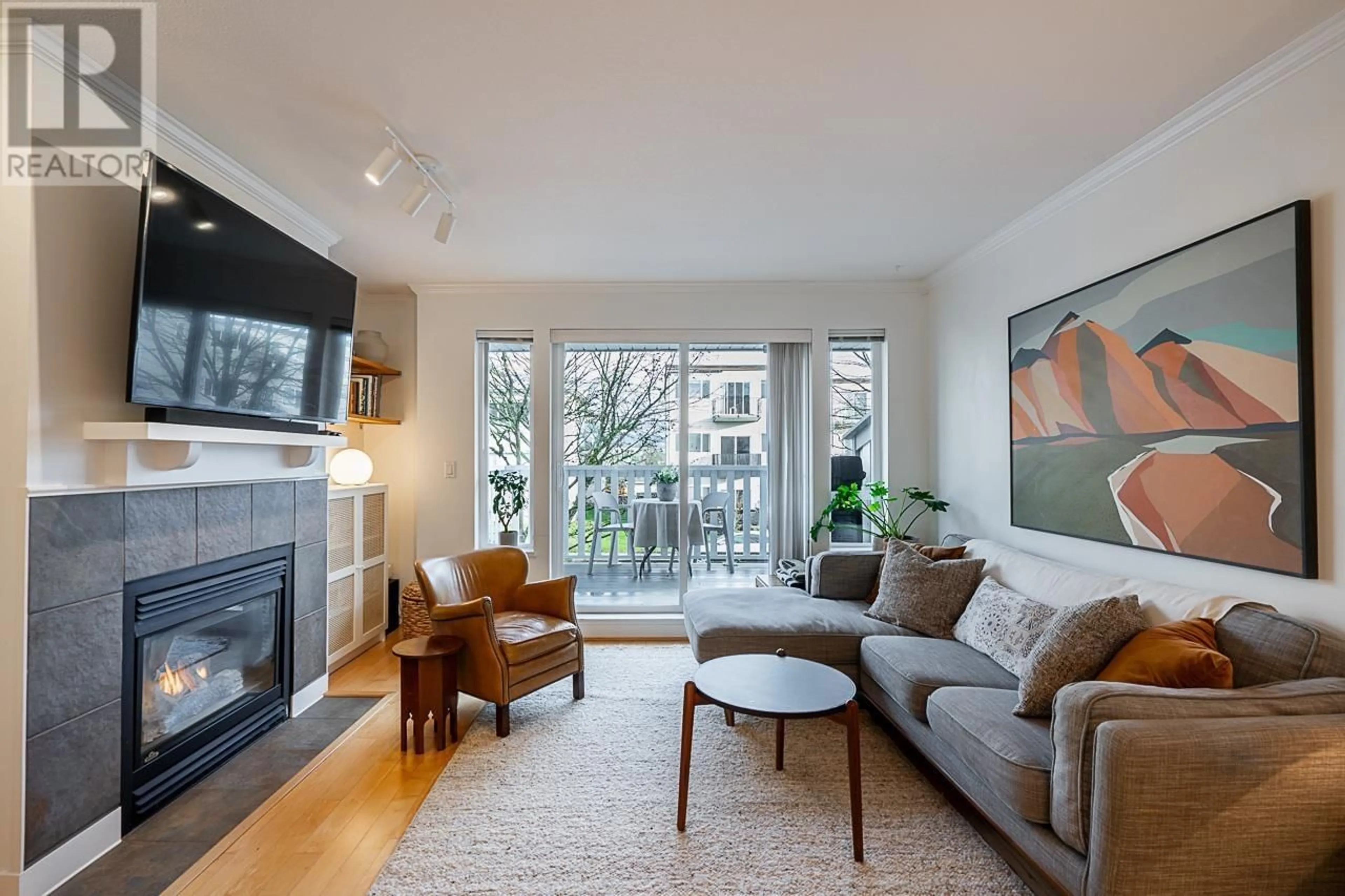 Living room with furniture, wood/laminate floor for 23 1203 MADISON AVENUE, Burnaby British Columbia V5C6R9