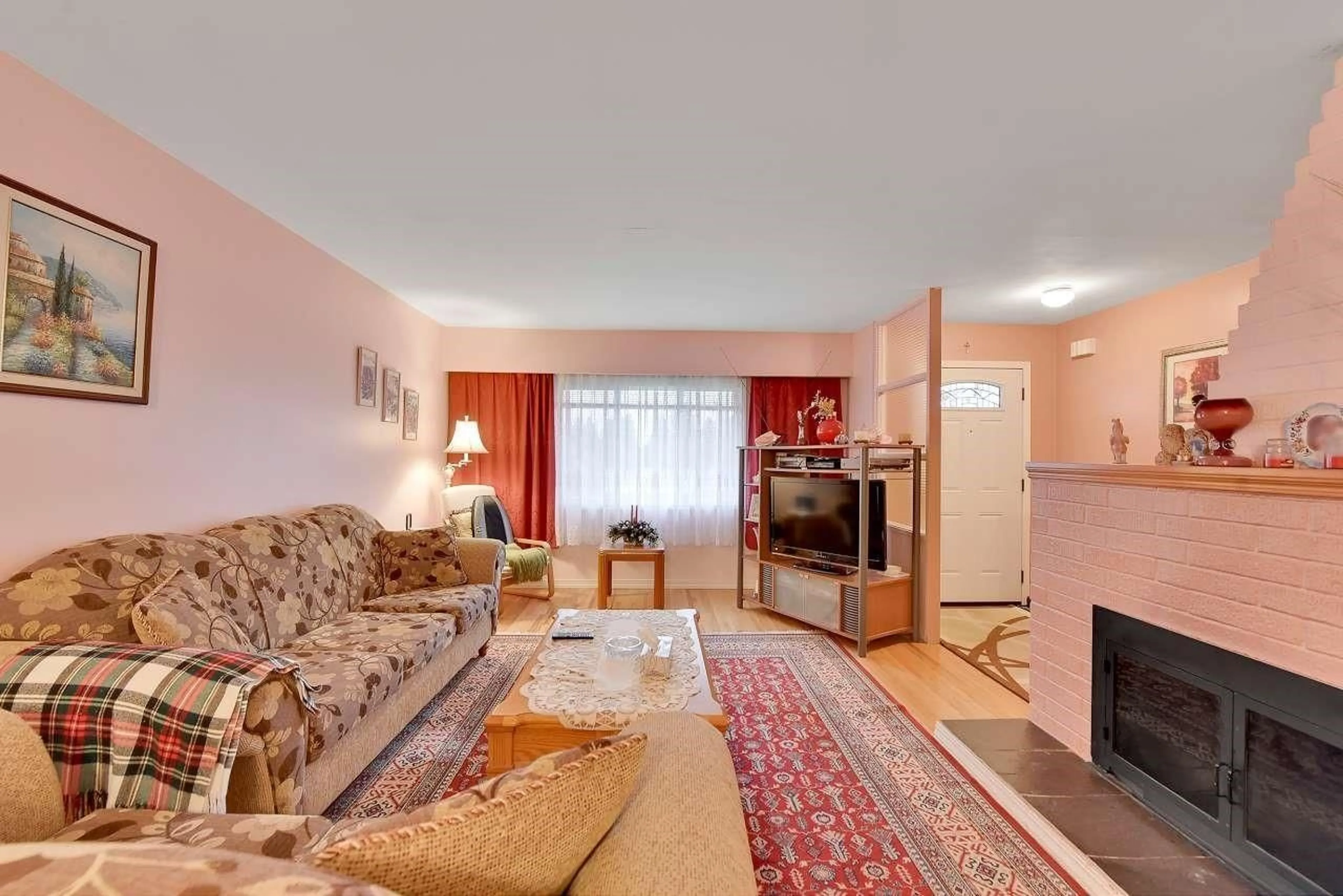 Living room with furniture, unknown for 11102 135A, Surrey British Columbia V3R3A4