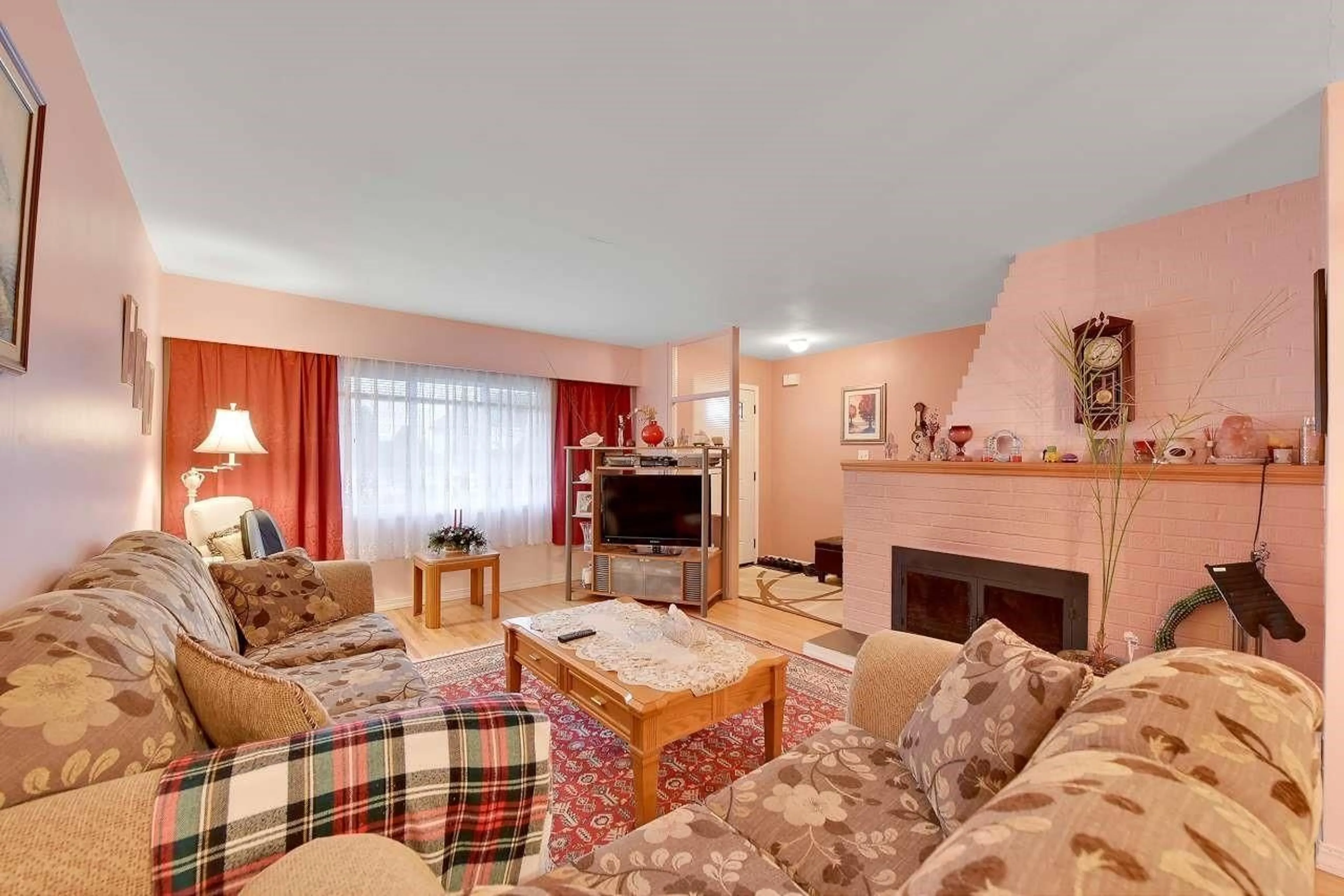 Living room with furniture, unknown for 11102 135A, Surrey British Columbia V3R3A4