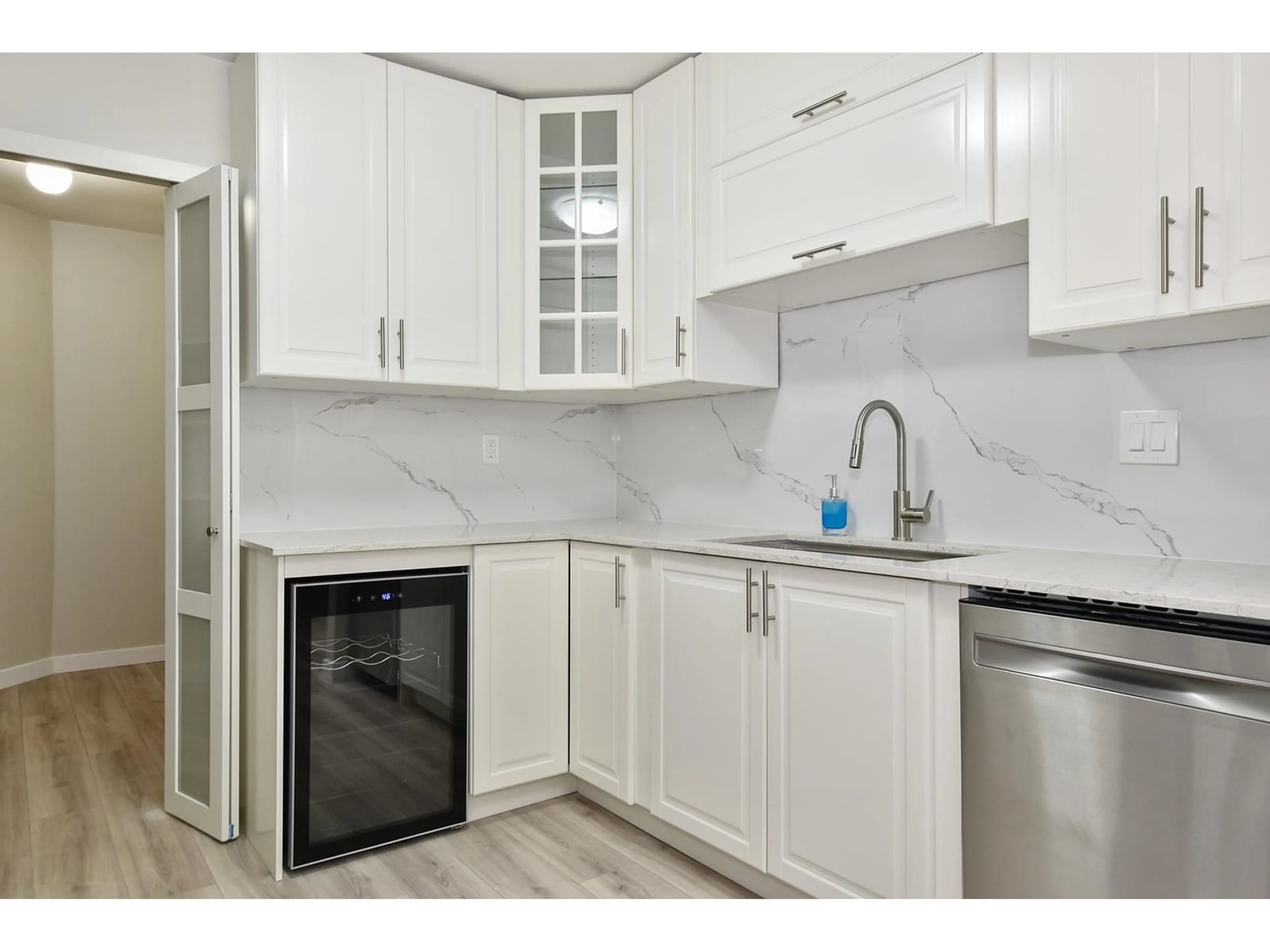 Standard kitchen, ceramic/tile floor for 304 32669 GEORGE FERGUSON WAY, Abbotsford British Columbia V2T4E4