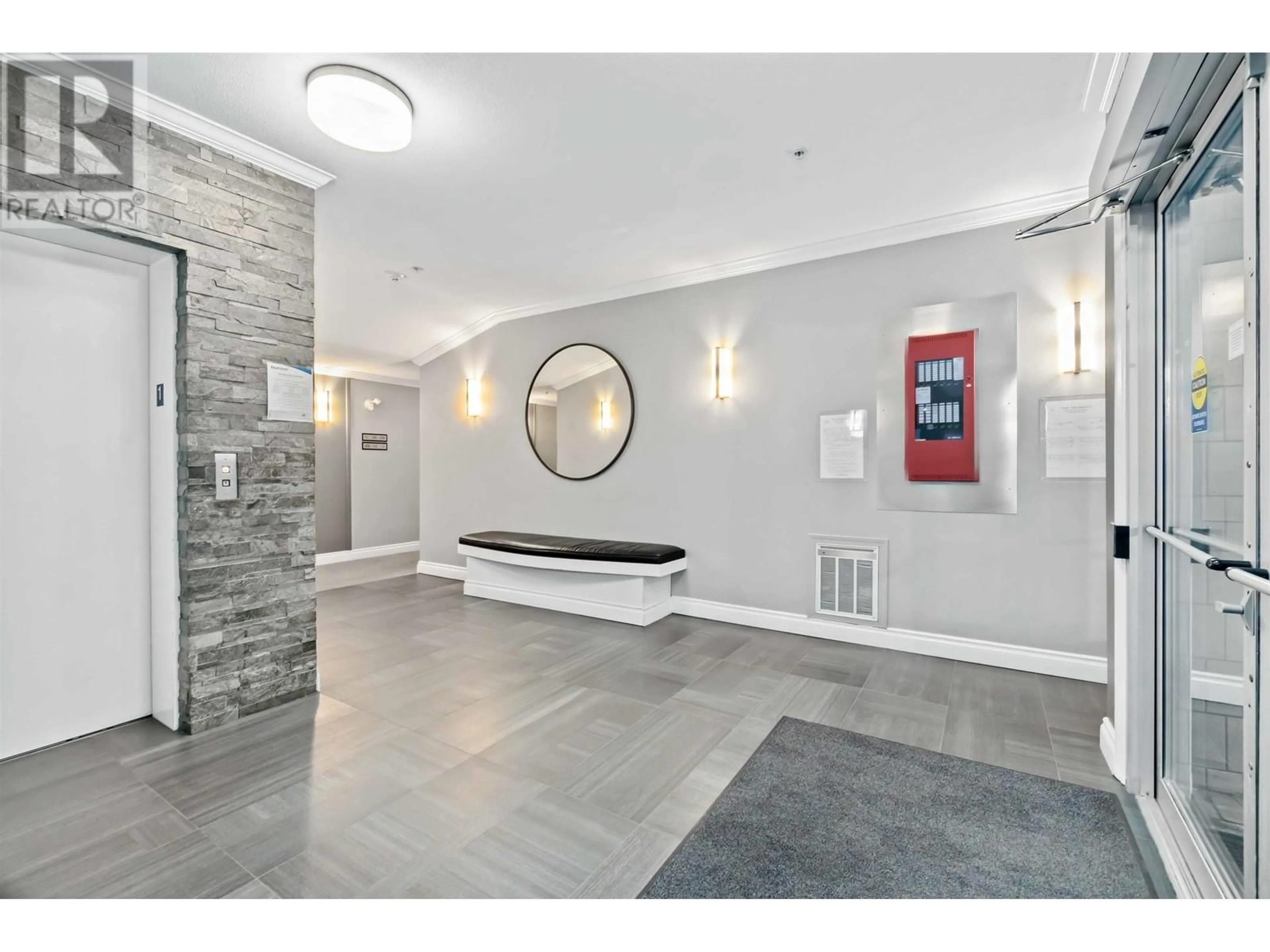 Indoor foyer for 108 2929 W 4TH AVENUE, Vancouver British Columbia V6K4T3