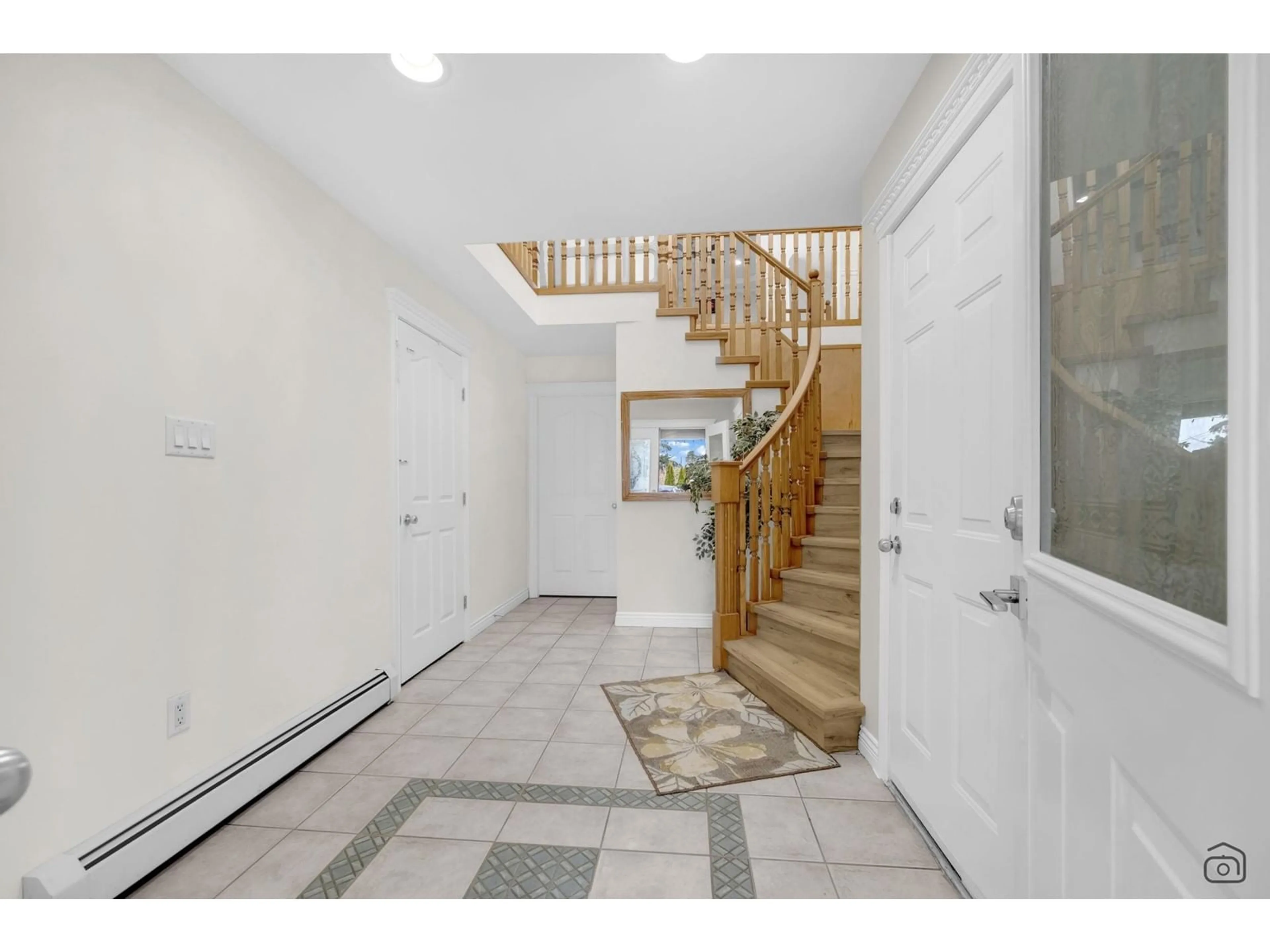 Indoor foyer for 7480 LEE STREET, Mission British Columbia V2V3K8