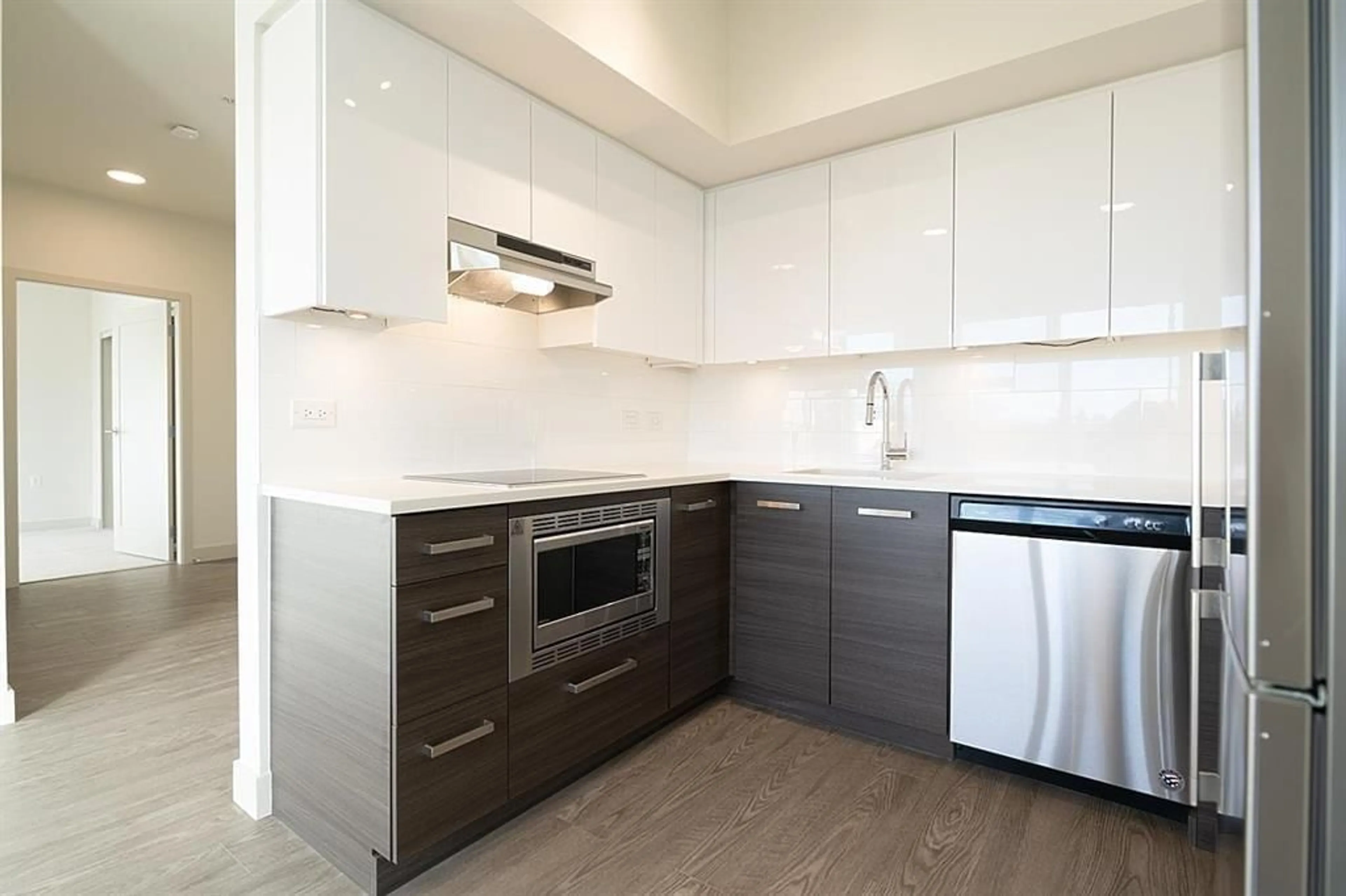 Standard kitchen, unknown for 516 10928 132 STREET, Surrey British Columbia V3T3W7