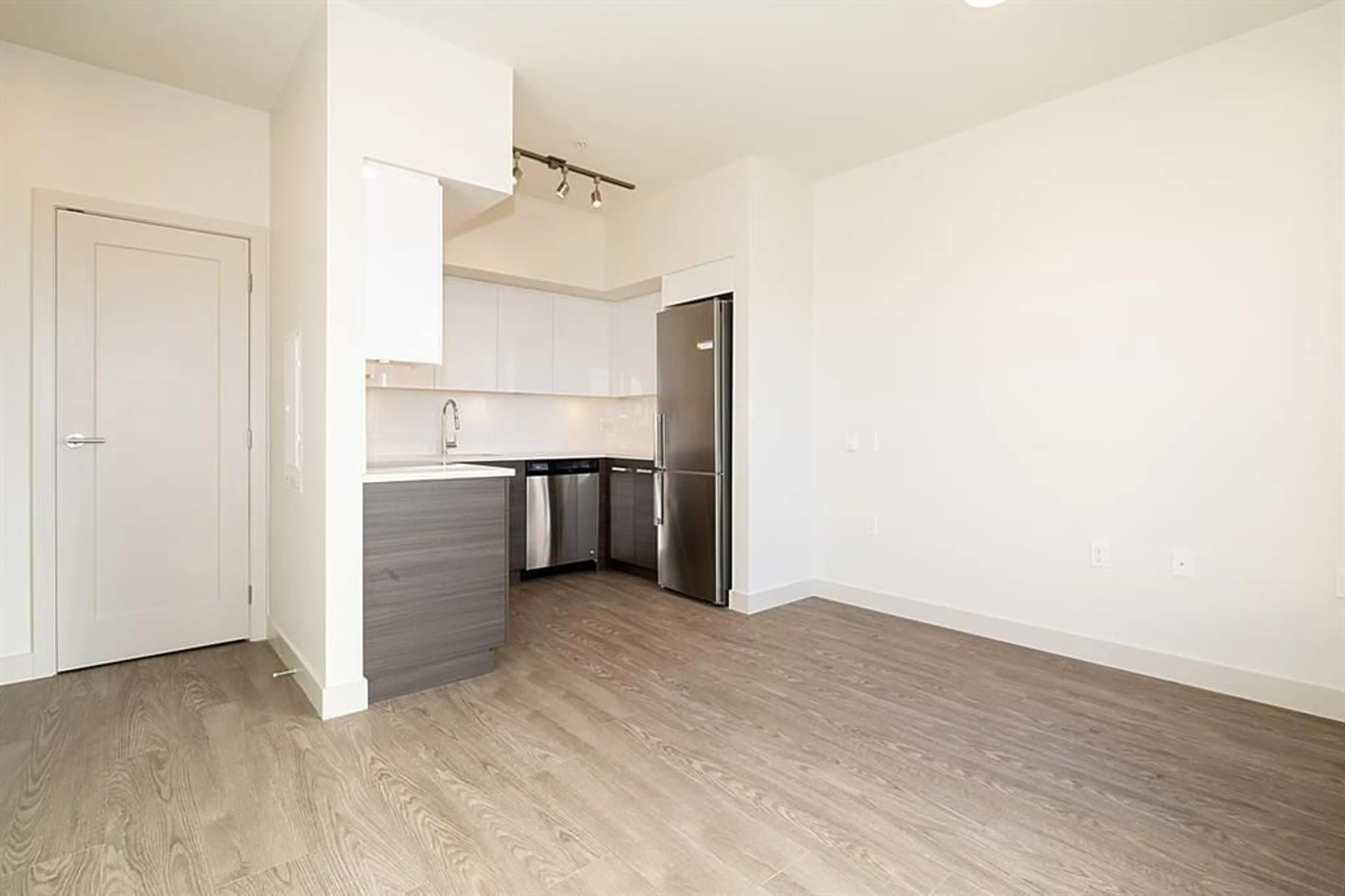 Standard kitchen, wood/laminate floor for 516 10928 132 STREET, Surrey British Columbia V3T3W7