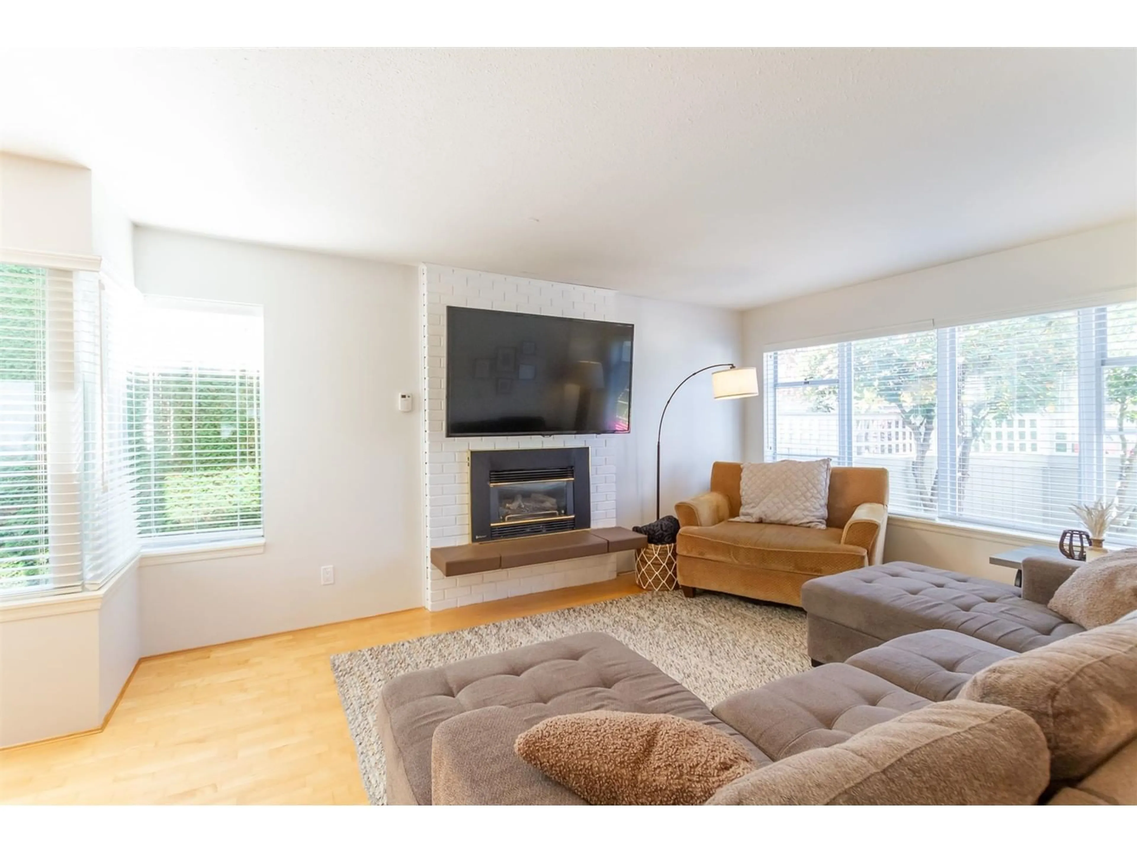 Living room with furniture, wood/laminate floor for 1 14251 18A AVENUE, Surrey British Columbia V4A7N8