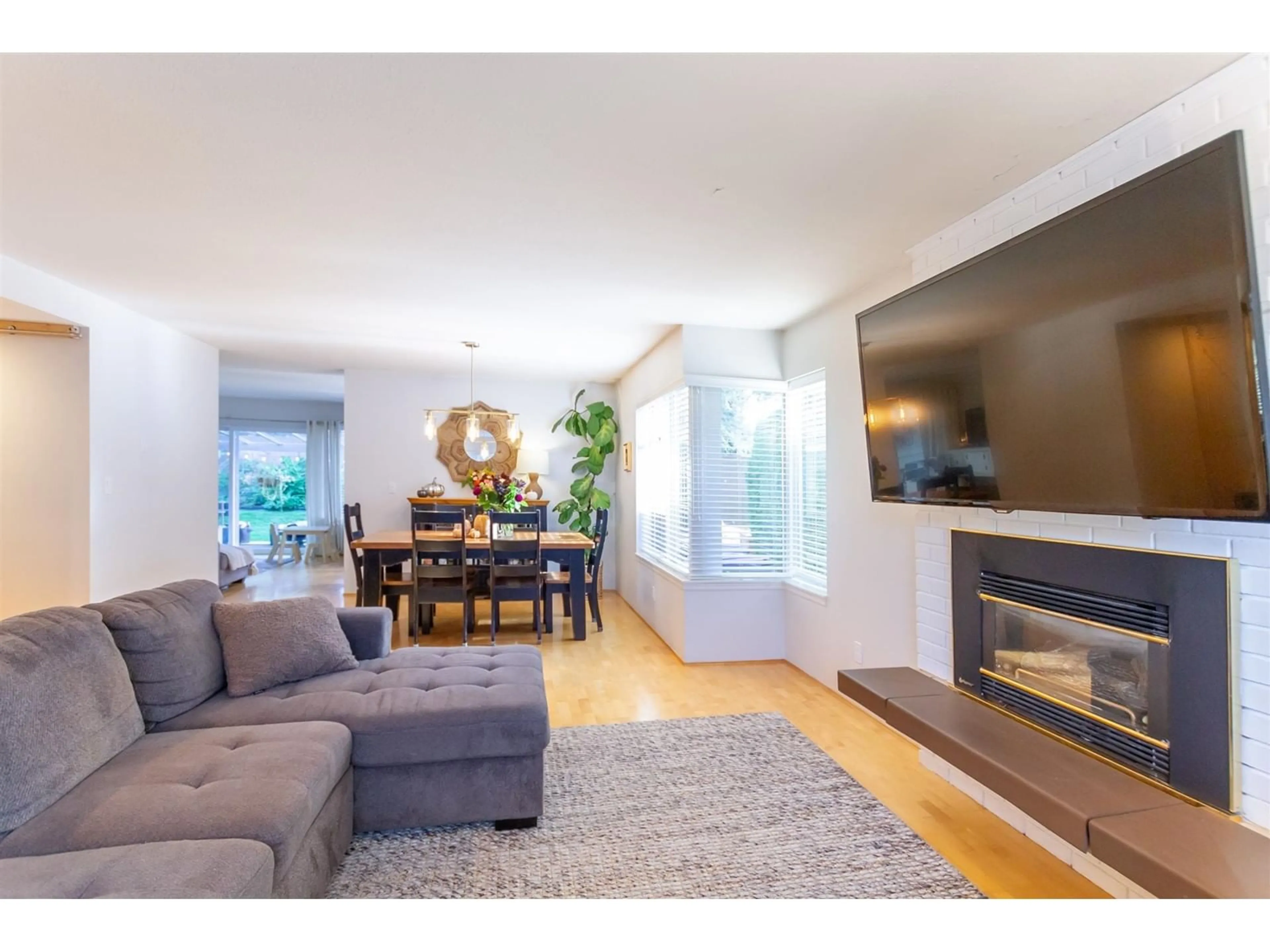 Living room with furniture, wood/laminate floor for 1 14251 18A AVENUE, Surrey British Columbia V4A7N8