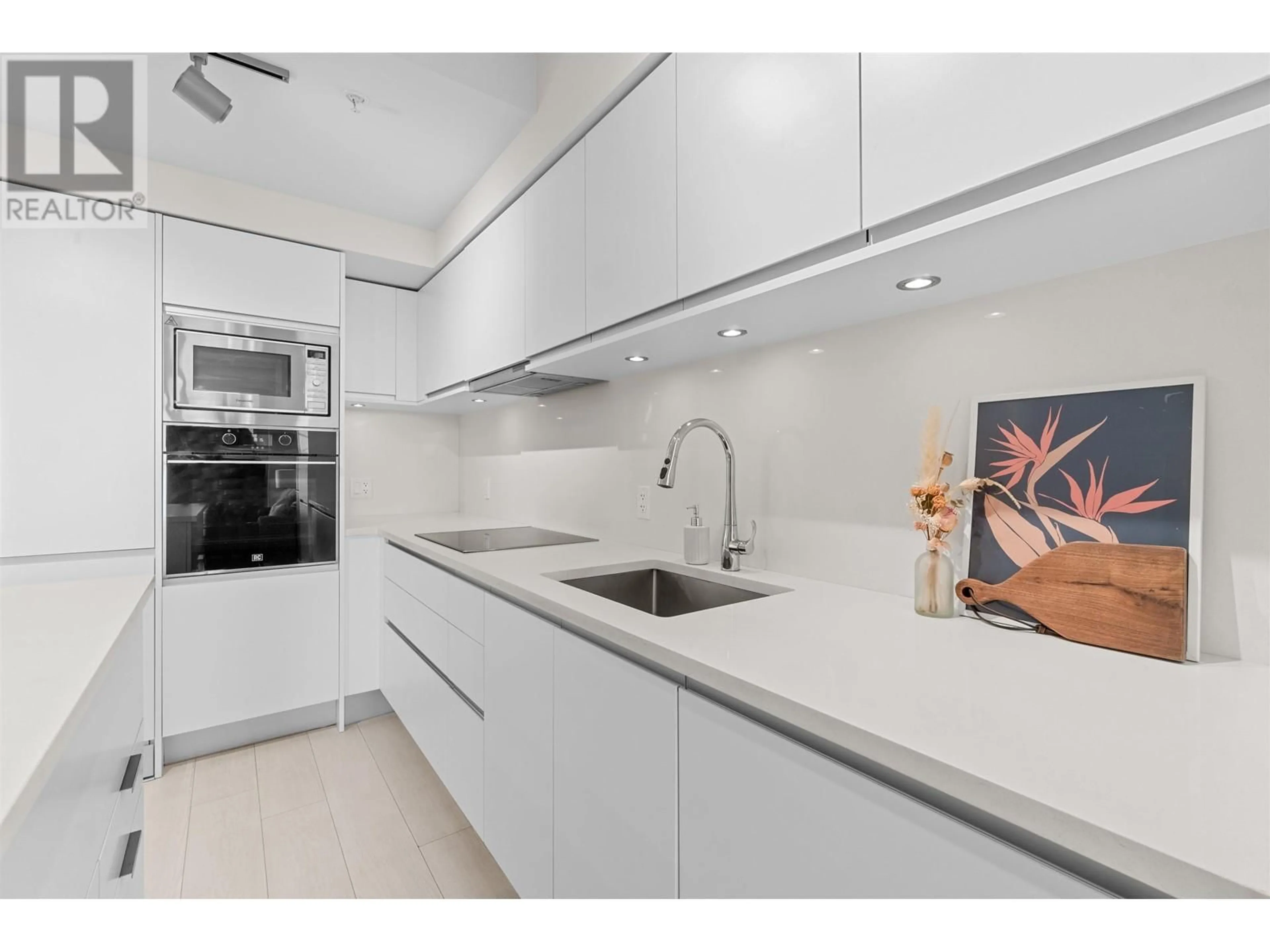 Standard kitchen, ceramic/tile floor for 611 180 E 2ND AVENUE, Vancouver British Columbia V5T0K4