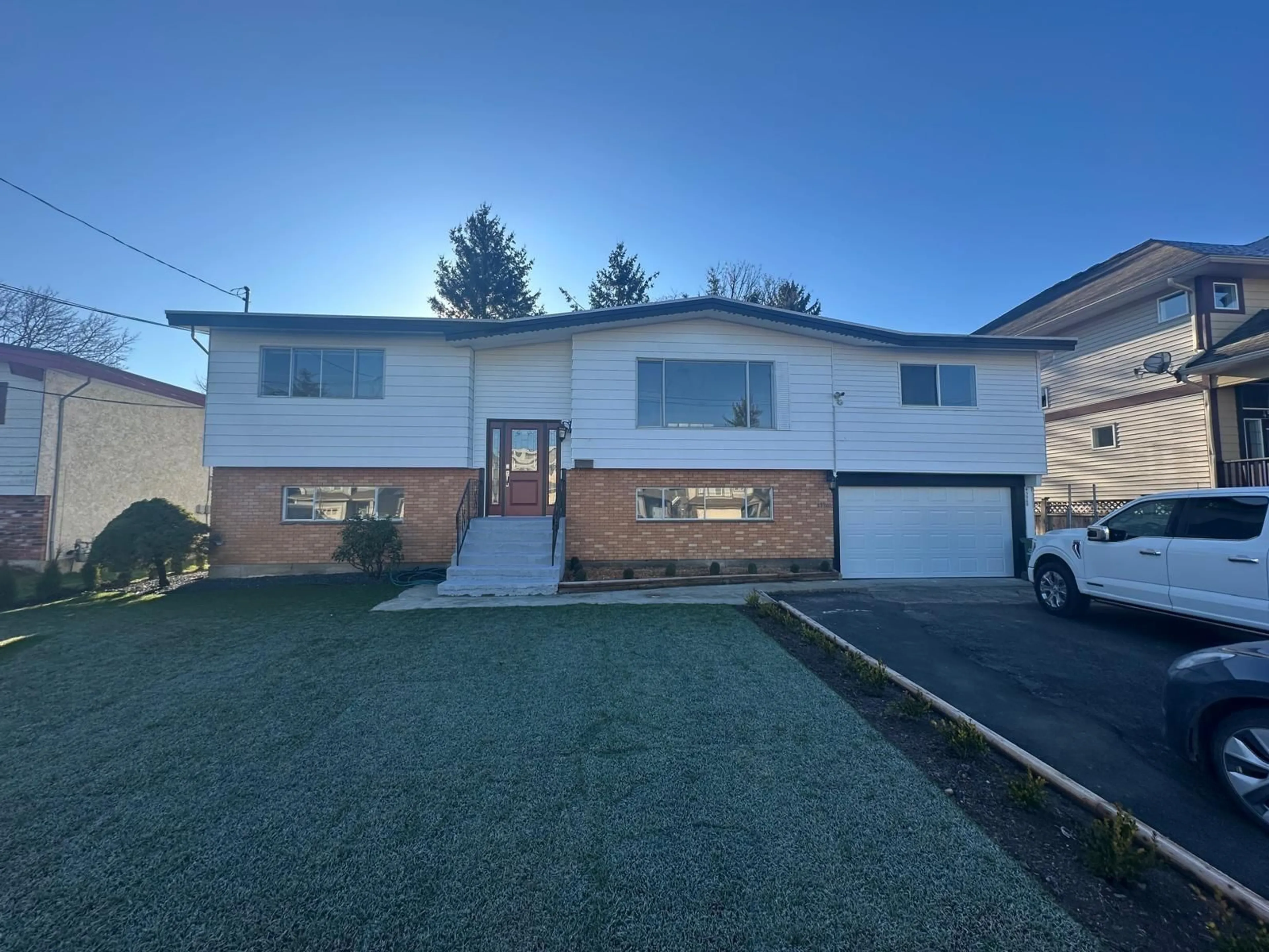 A pic from outside/outdoor area/front of a property/back of a property/a pic from drone, street for 45960 STEVENSON ROAD|Sardis South, Sardis British Columbia V2R2E8