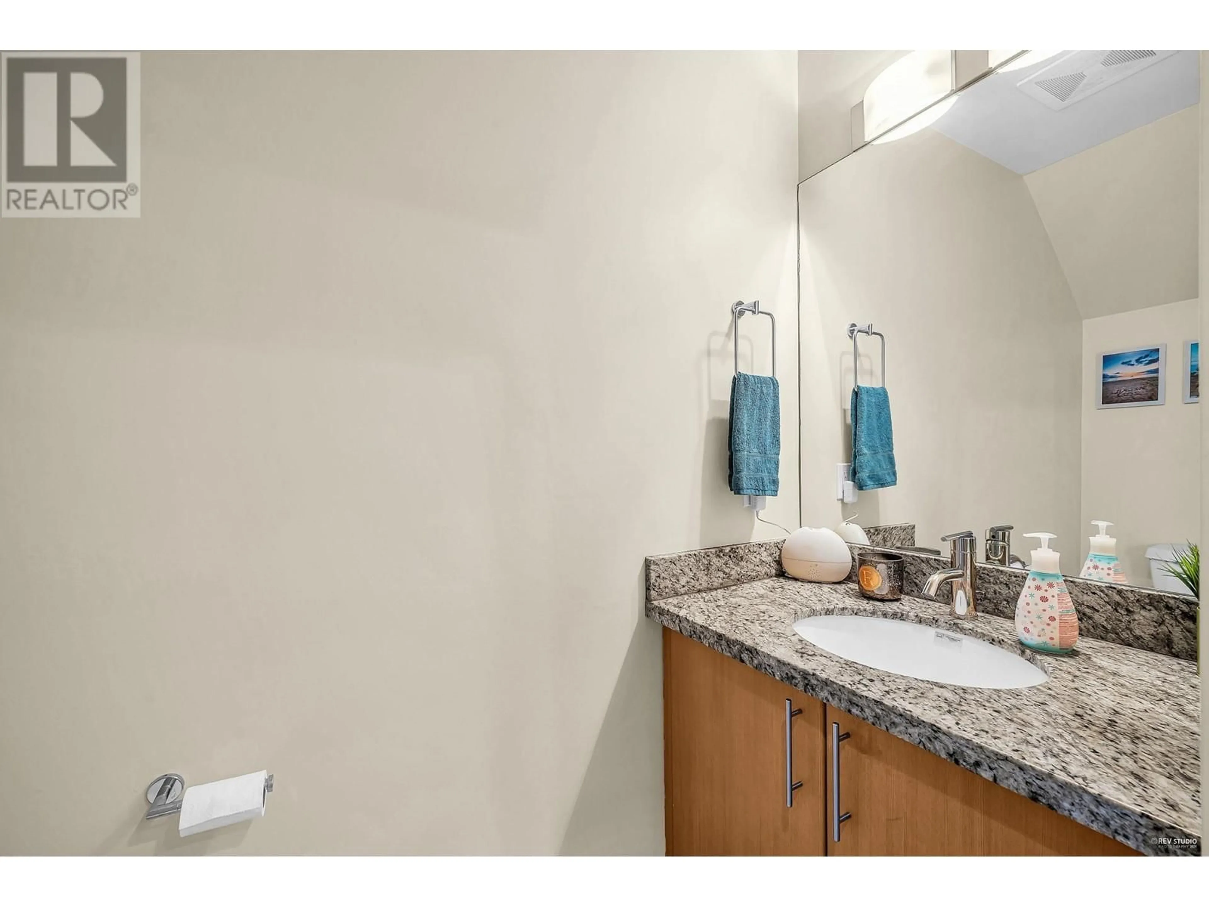 Standard bathroom, ceramic/tile floor for 329 59TH AVENUE, Vancouver British Columbia V5X1X3