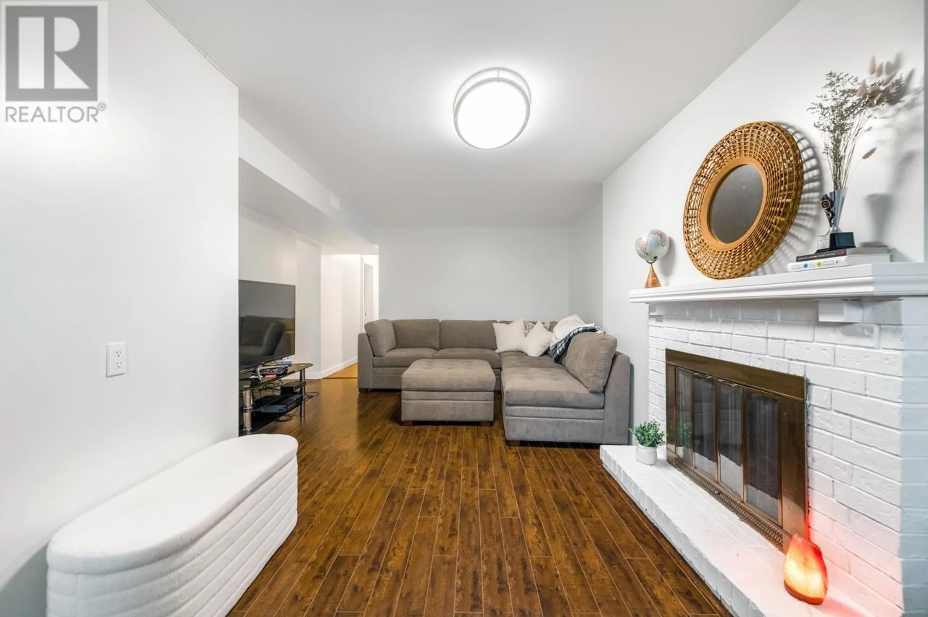 Living room with furniture, wood/laminate floor for 9273 RYAN CRESCENT, Richmond British Columbia V7A2H1