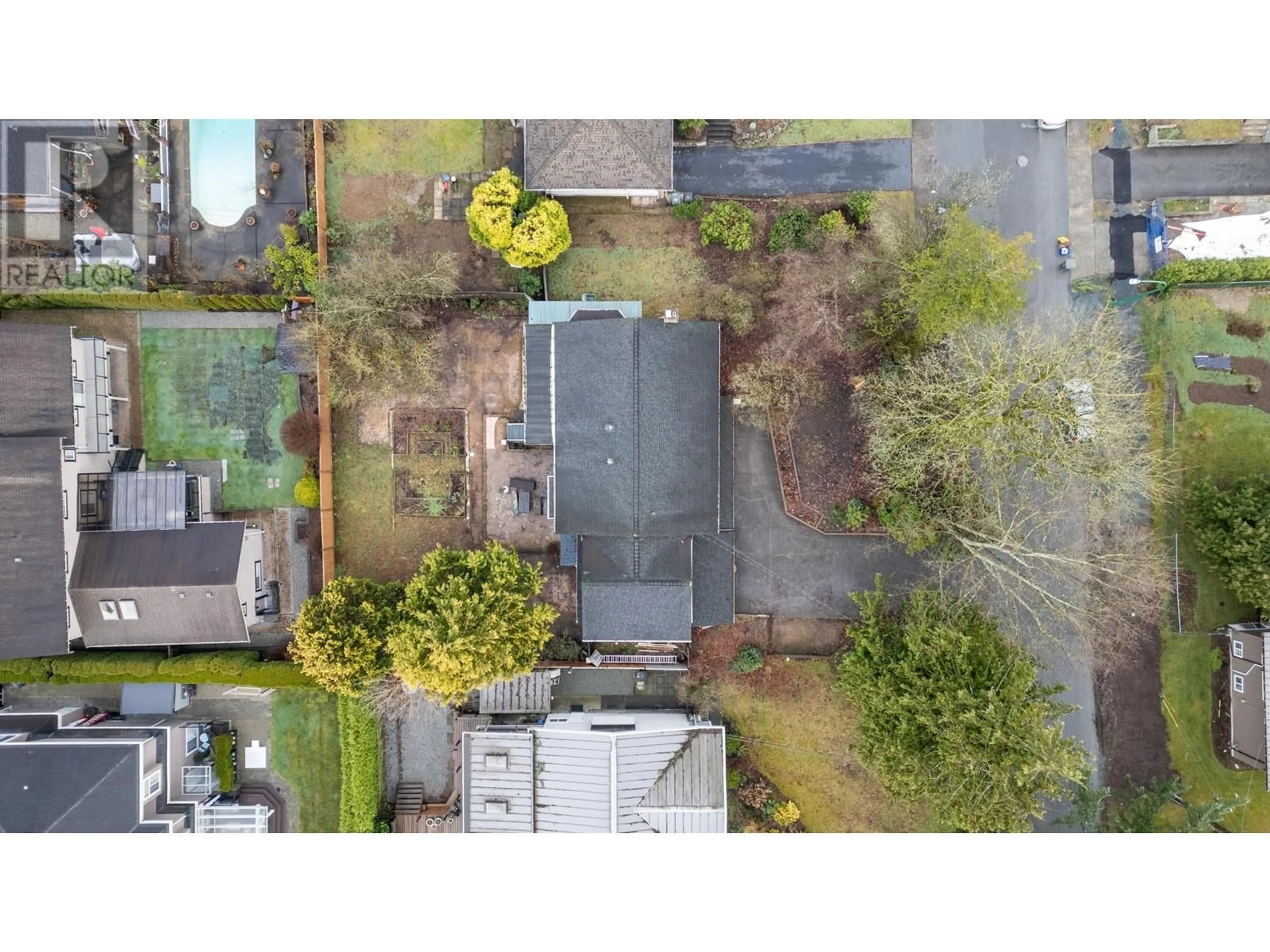 A pic from outside/outdoor area/front of a property/back of a property/a pic from drone, street for 3509 CHRISDALE AVENUE, Burnaby British Columbia V5A2Y1