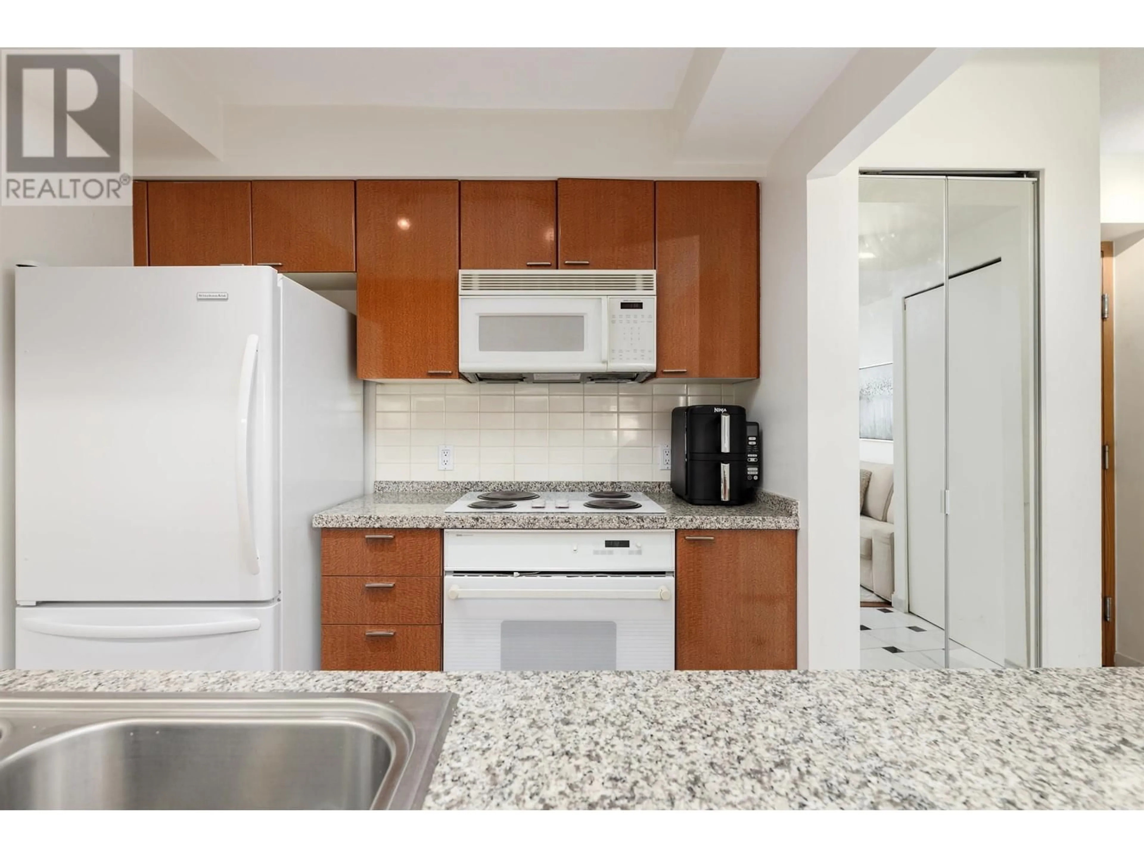 Standard kitchen, ceramic/tile floor for 1604 1288 ALBERNI STREET, Vancouver British Columbia V6E4N5