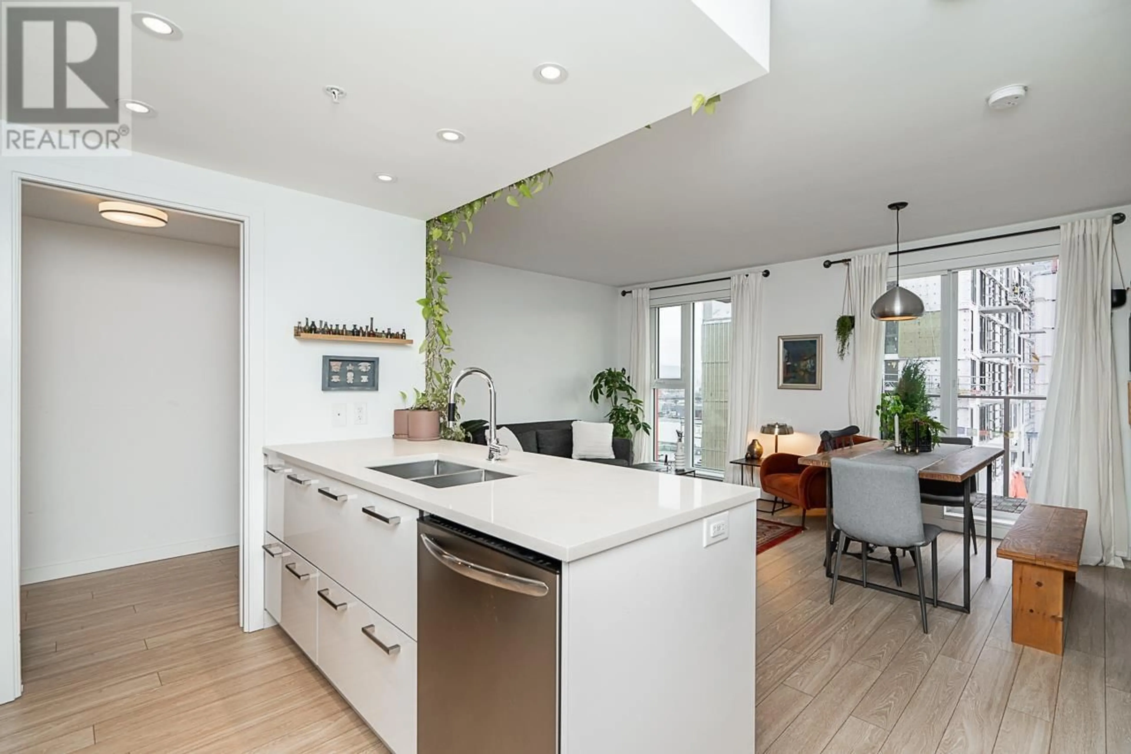 Open concept kitchen, unknown for 604 983 E HASTINGS STREET, Vancouver British Columbia V6A0G9