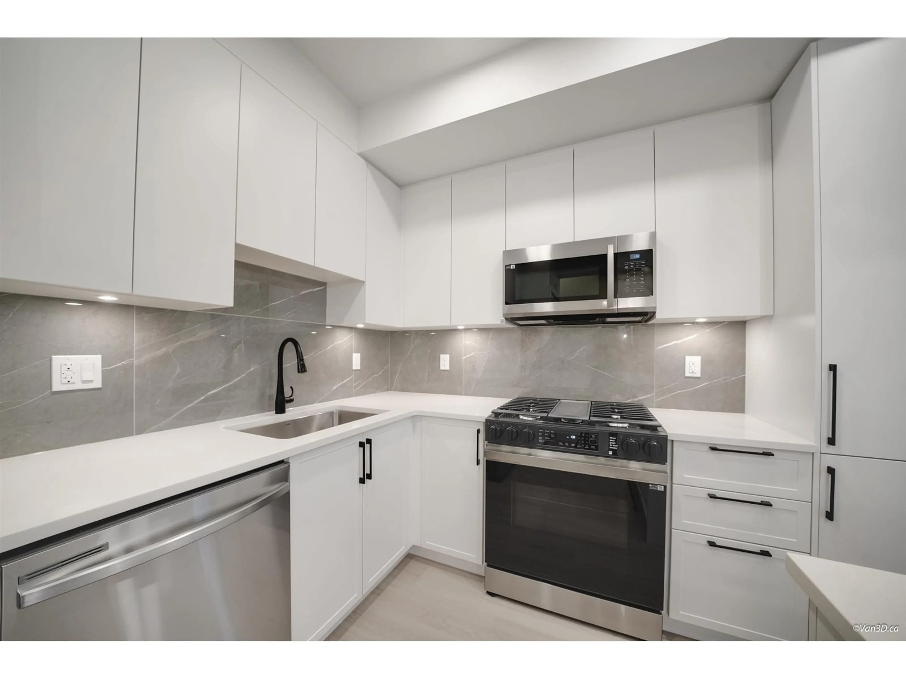 Standard kitchen, ceramic/tile floor for 309 3480 146A STREET, Surrey British Columbia V4P0H6